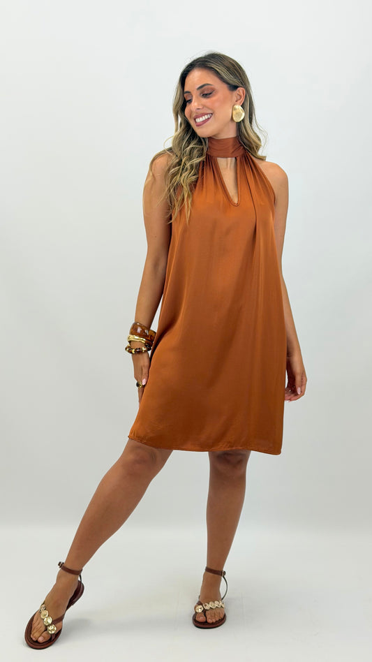 Vestido curto tecido acetinado telha