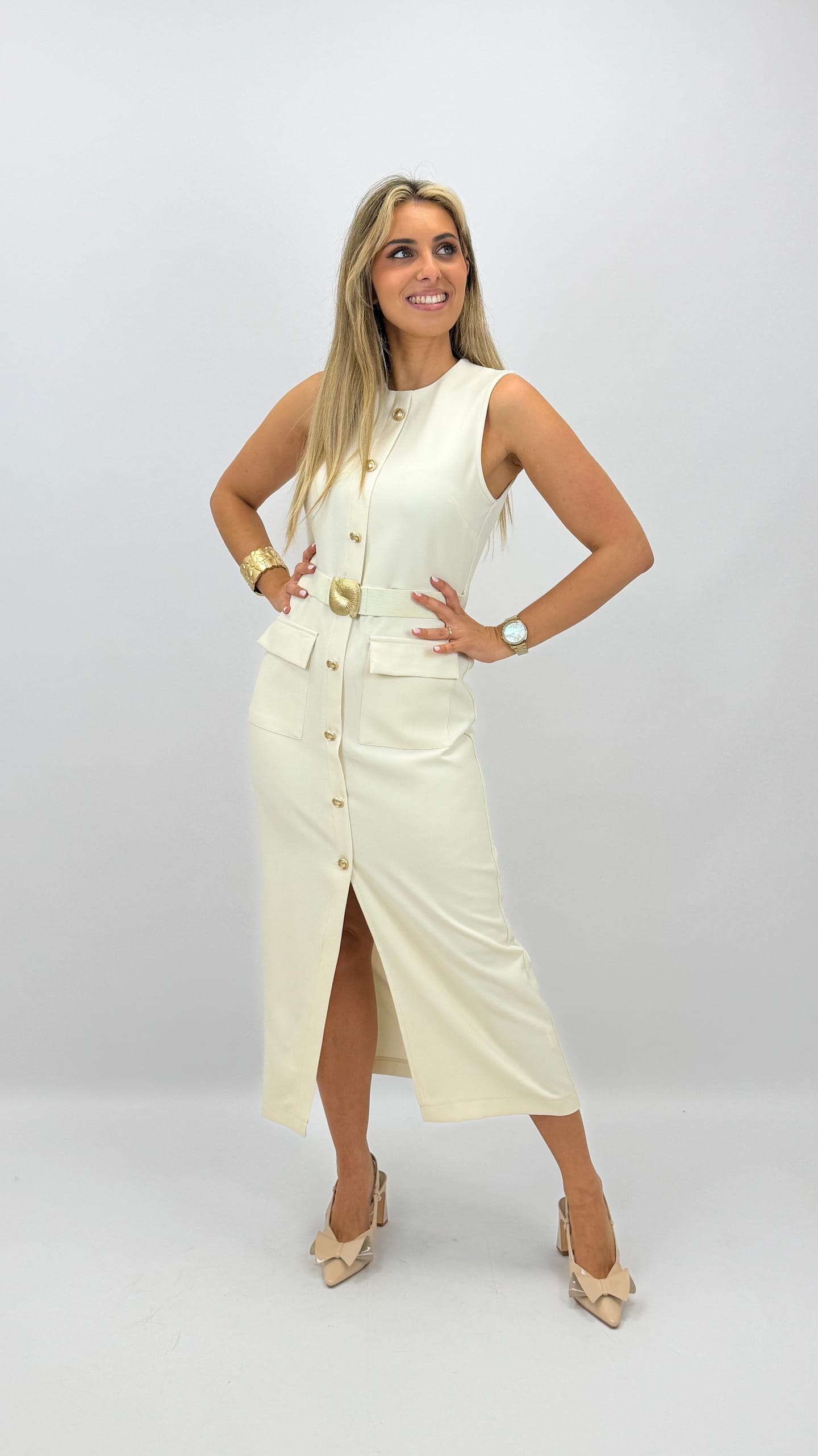 Vestido cavado pérola com detalhes dourados
