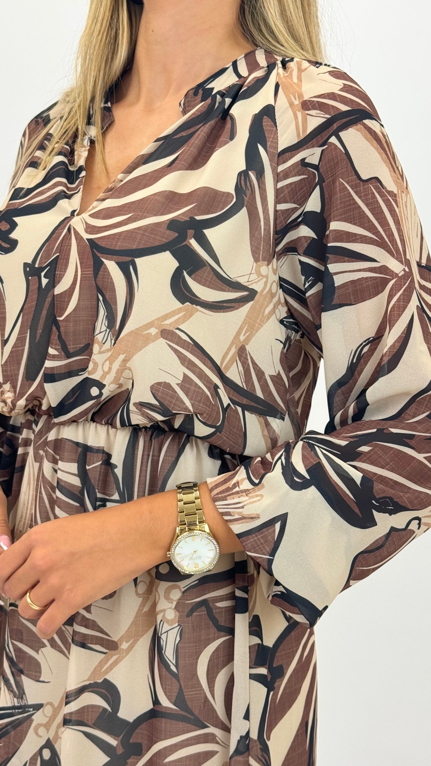 Vestido curto fundo bege estampado tons terra