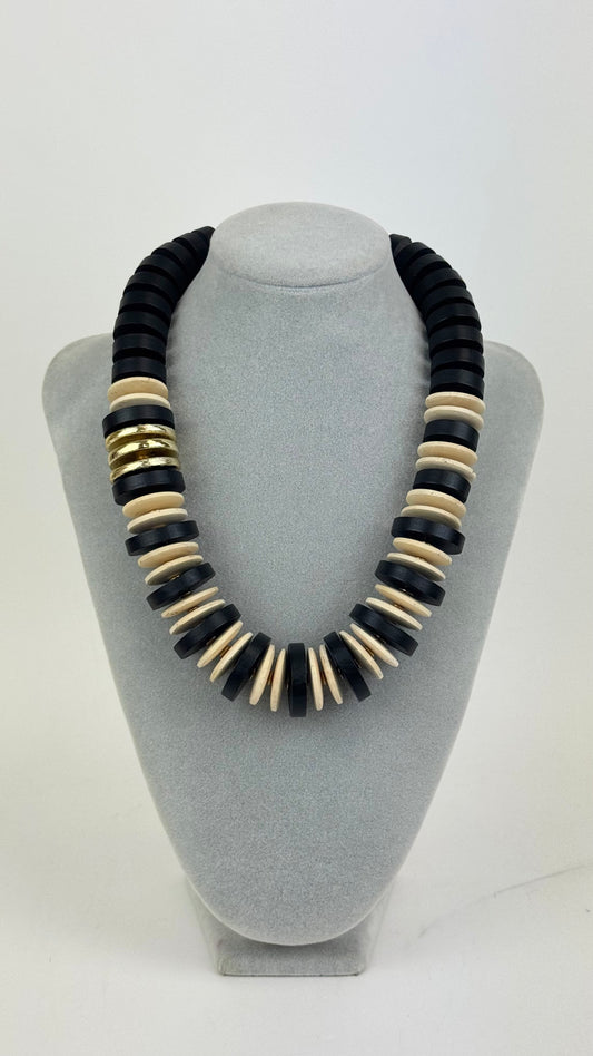 Colar tons preto, pérola e dourado