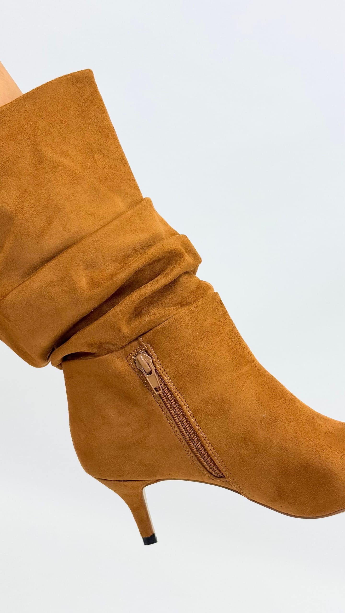 Bota meio-cano tacão stilletto ferrugem