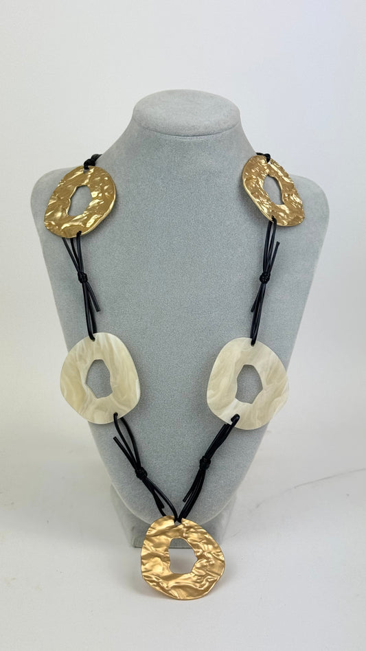 Colar comprido detalhes preto, pérola e dourado