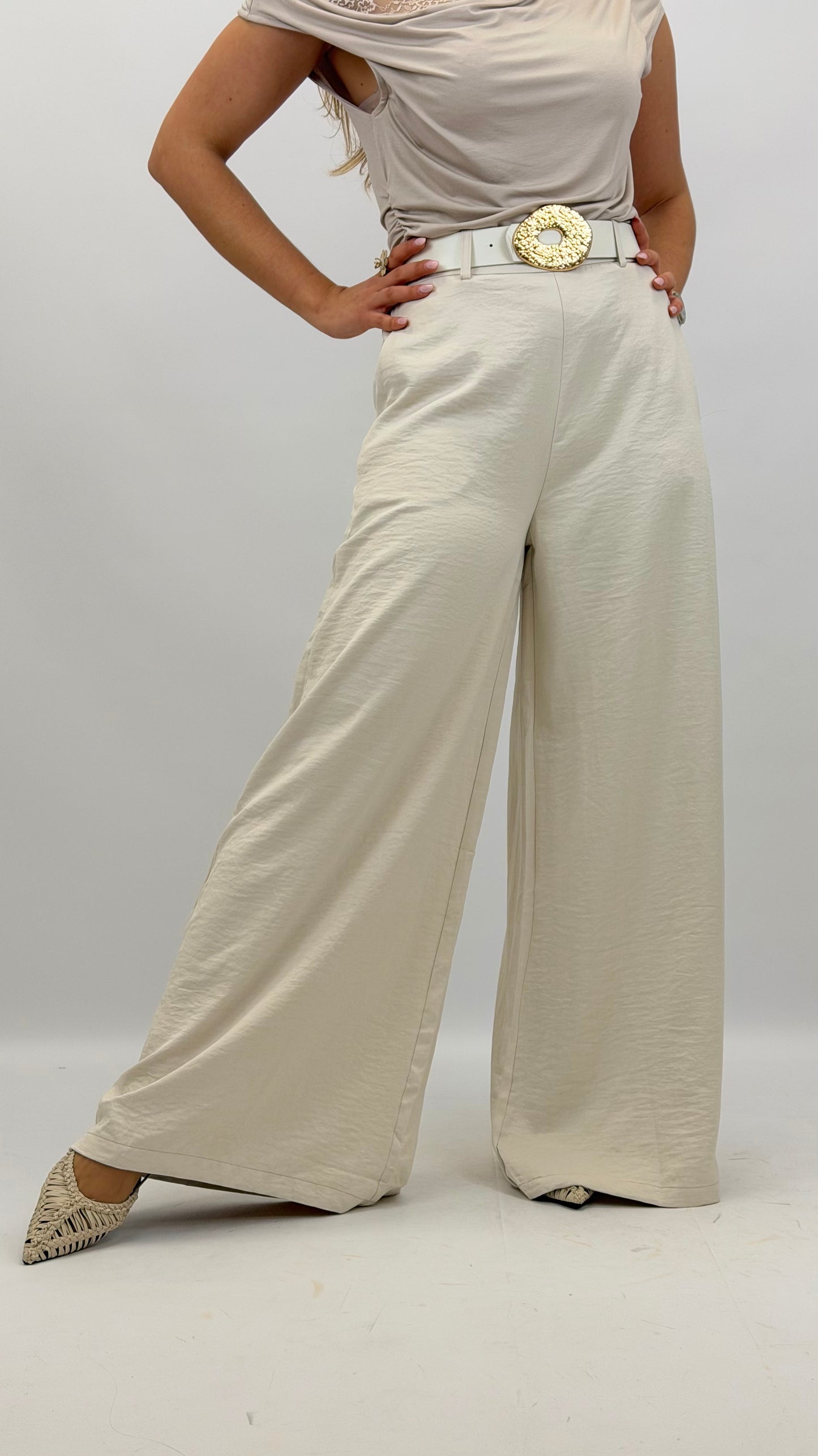 Pantalona tecido macio acetinado com cinto creme