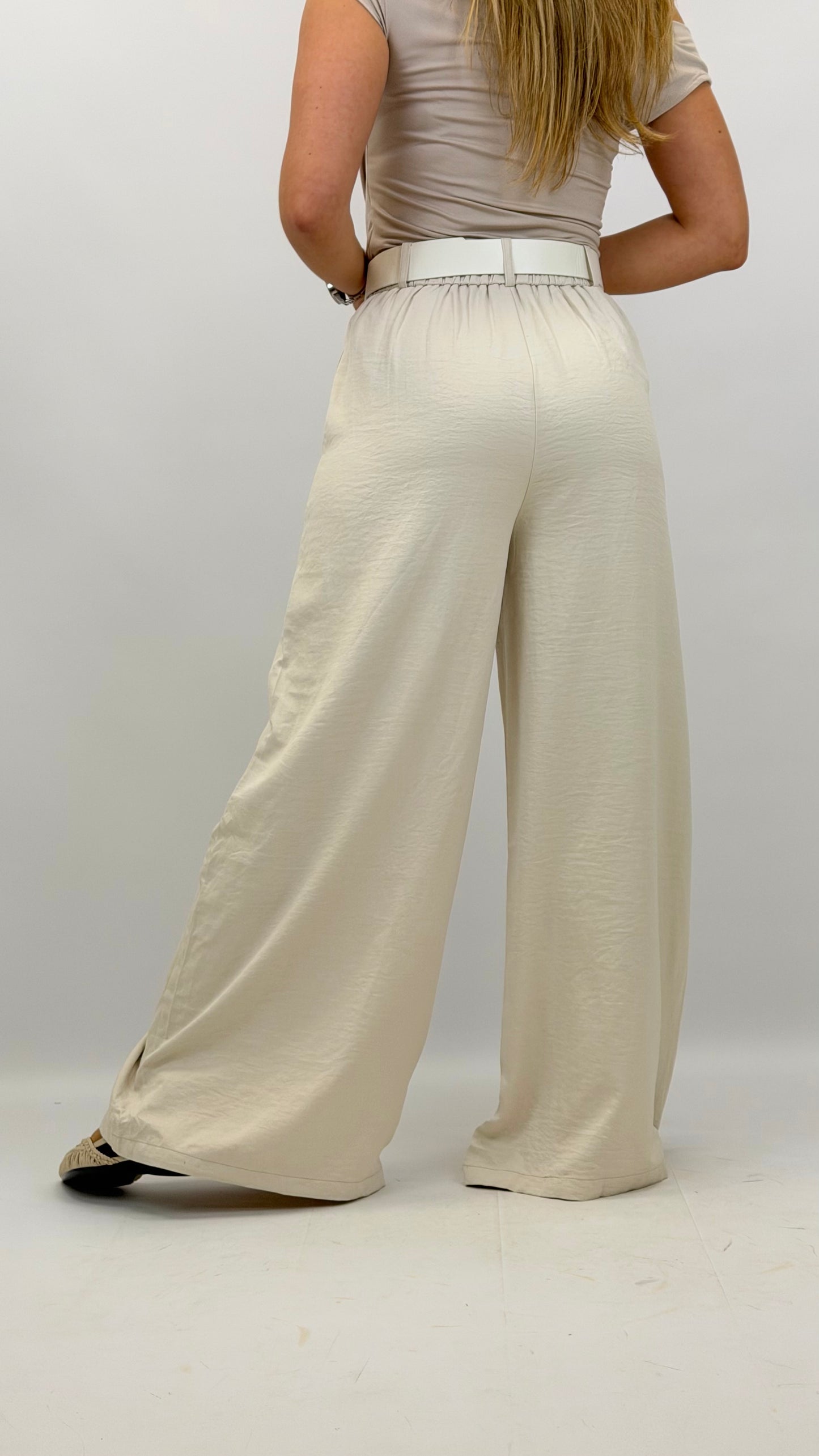 Pantalona tecido macio acetinado com cinto creme