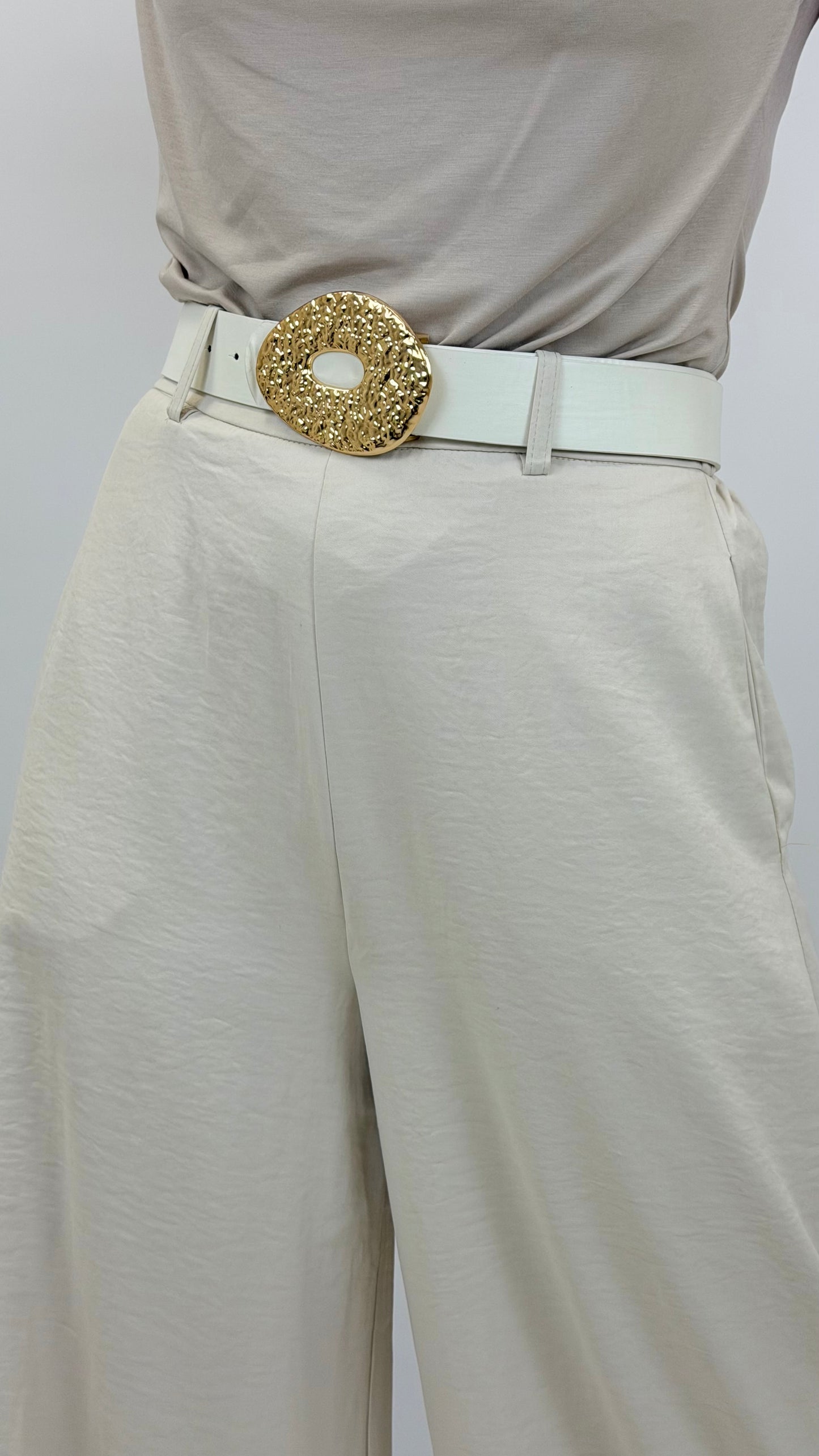 Pantalona tecido macio acetinado com cinto creme