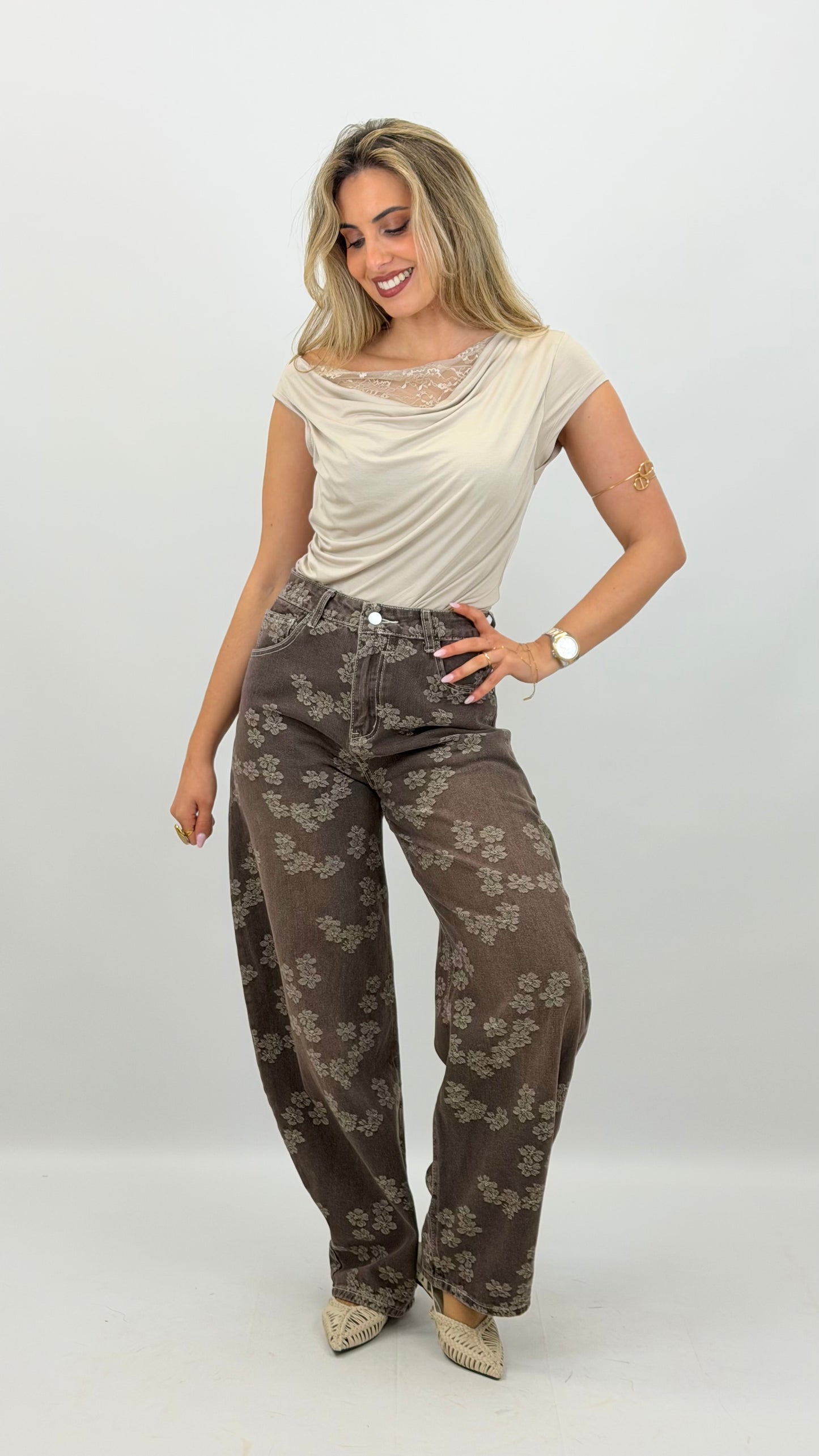 Calça baggy ganga castanha com estampado floral