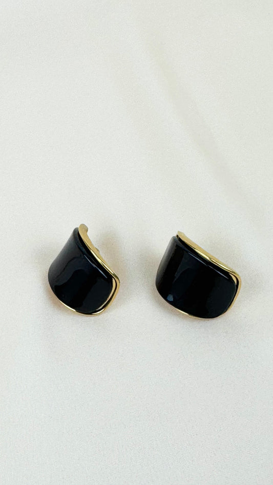 Brincos arredondados preto com rebordo aço dourado