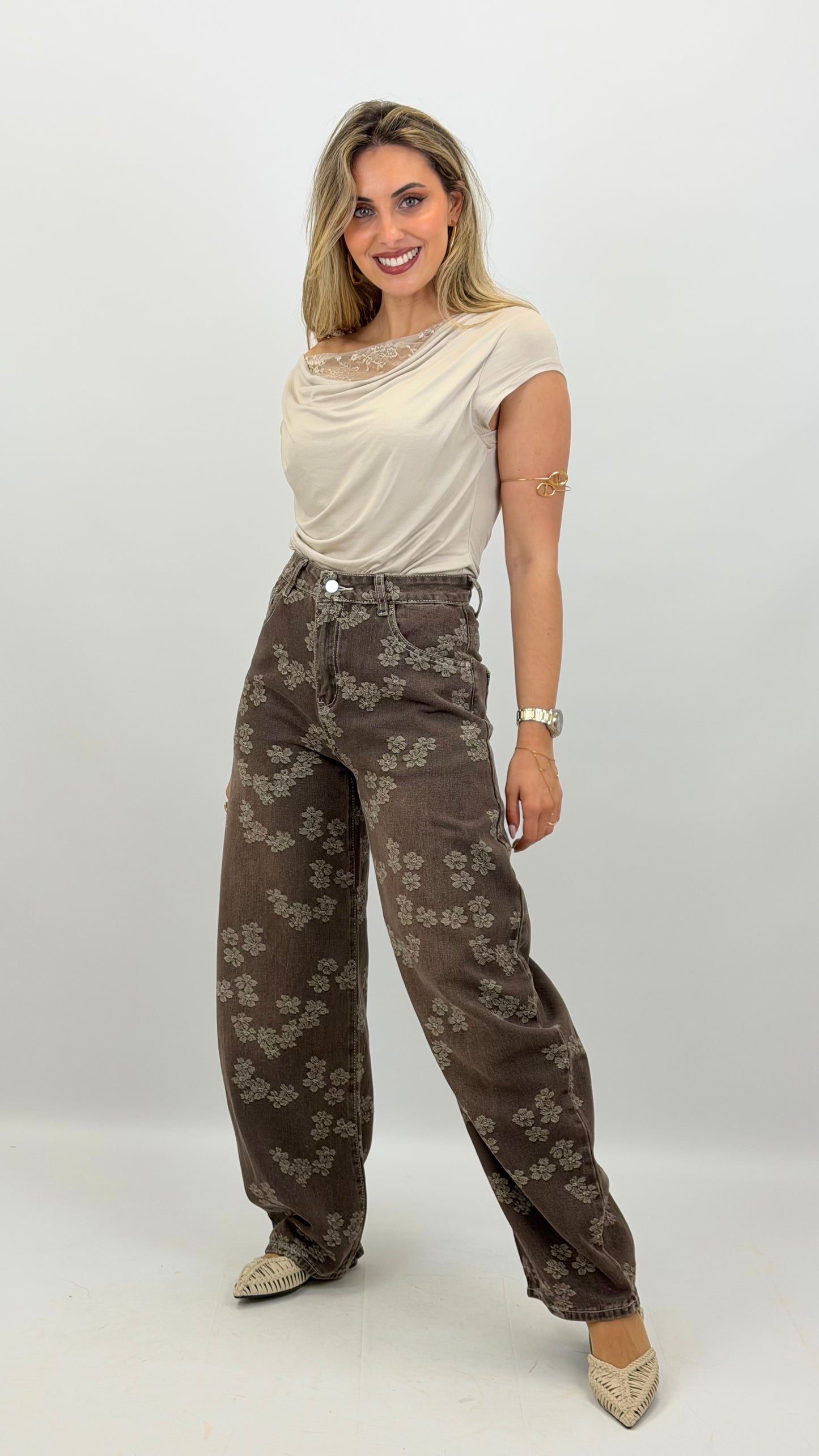 Calça baggy ganga castanha com estampado floral