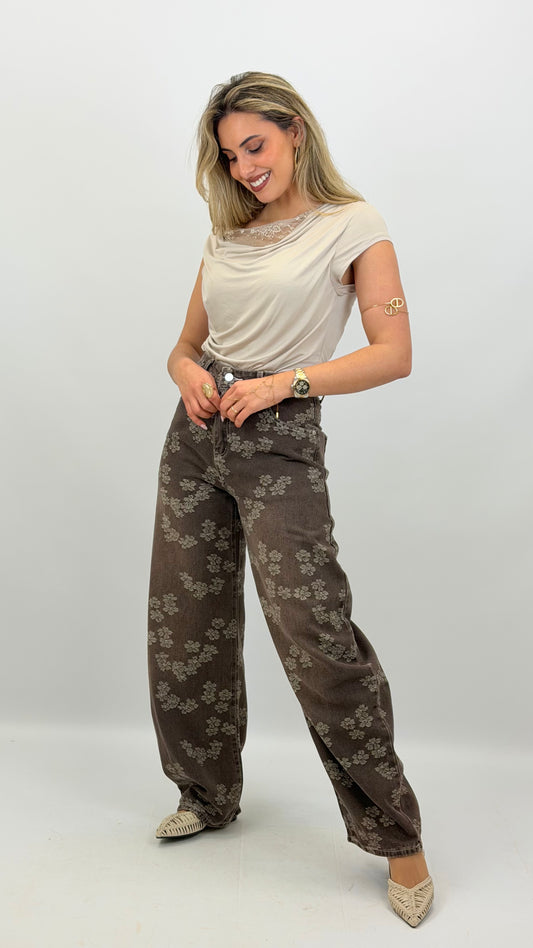 Calça baggy ganga castanha com estampado floral