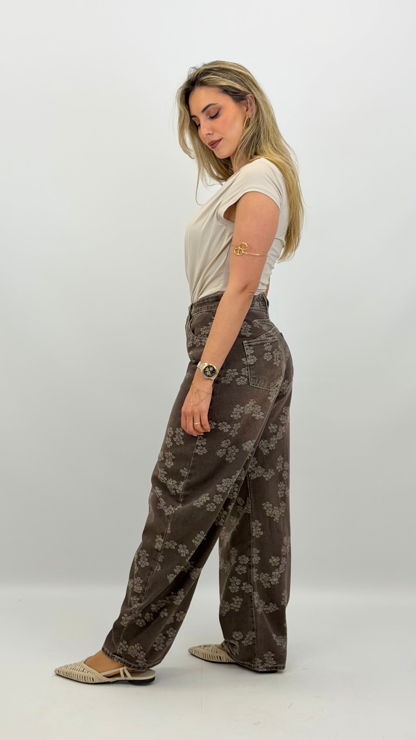 Calça baggy ganga castanha com estampado floral