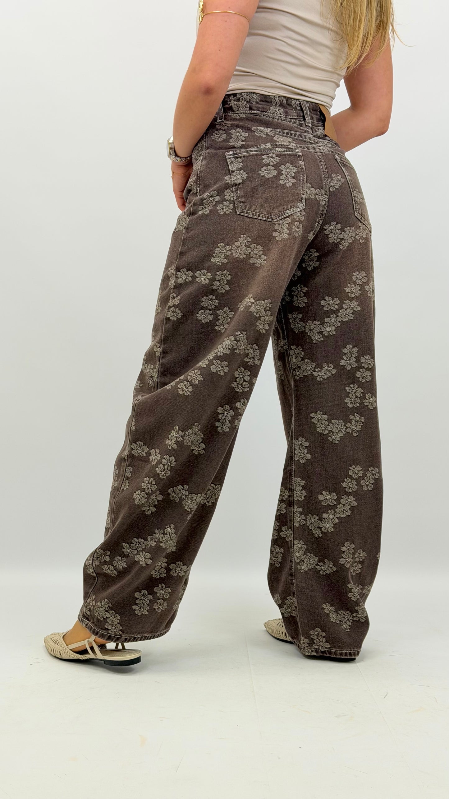 Calça baggy ganga castanha com estampado floral