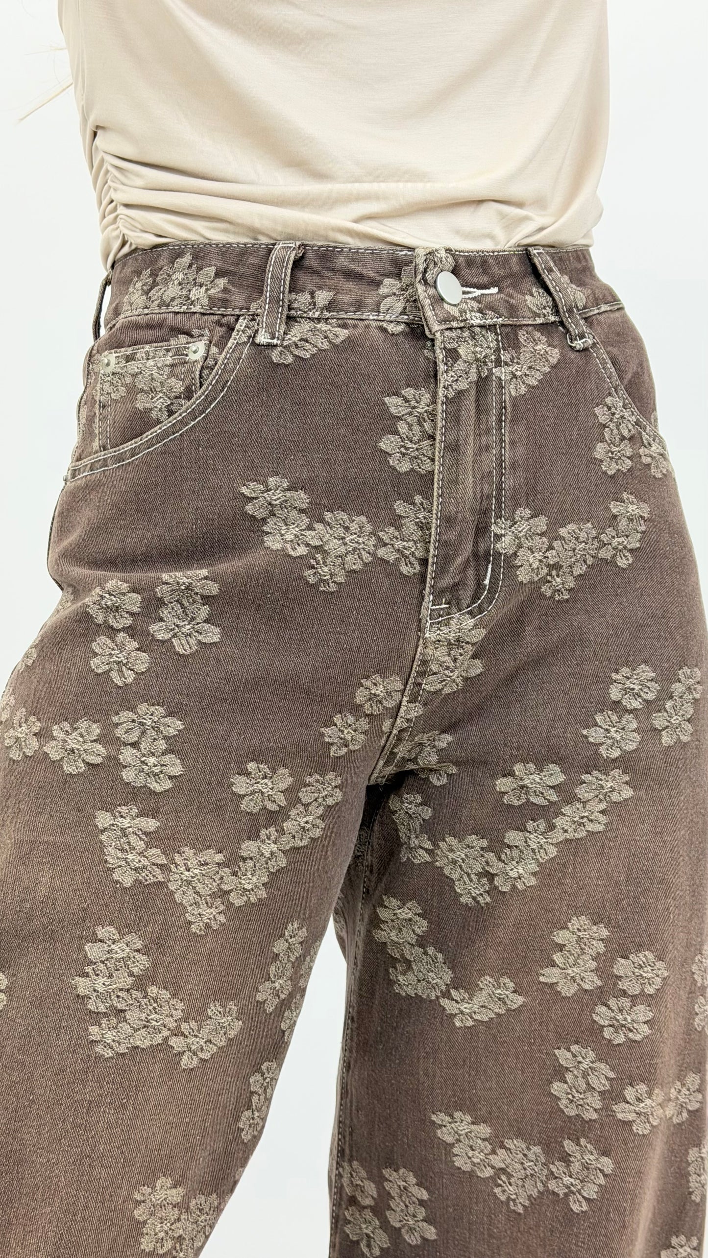 Calça baggy ganga castanha com estampado floral