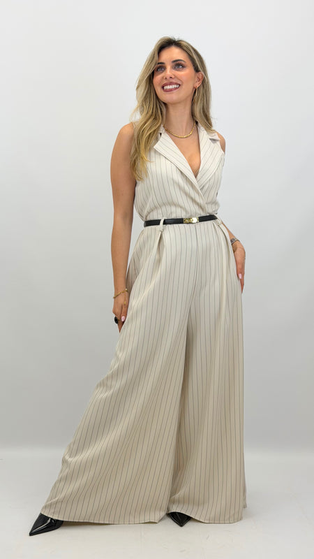 Macacão cavado bege com risca diplomata preta