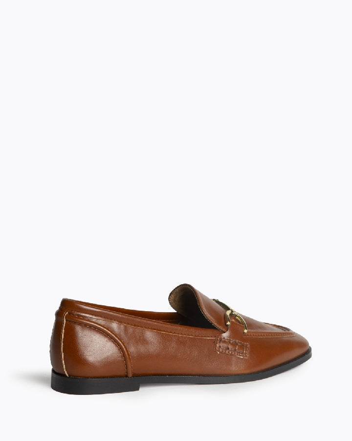 Sapato raso camel com aplicação dourado