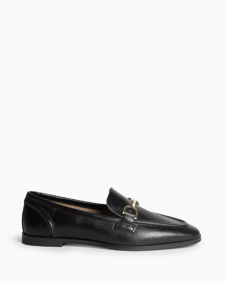 Sapato raso preto com aplicação dourado