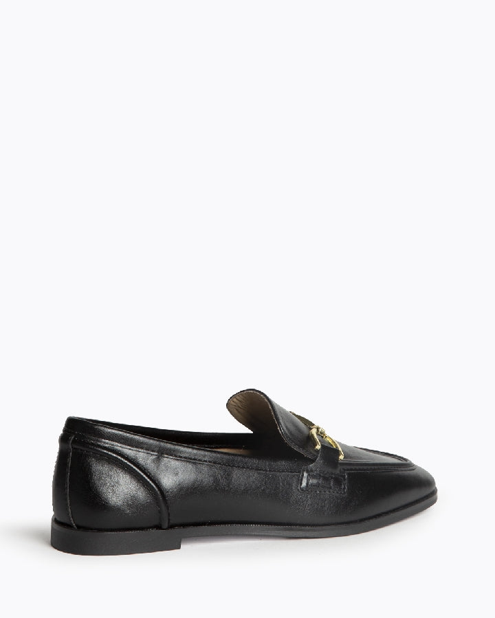 Sapato raso preto com aplicação dourado