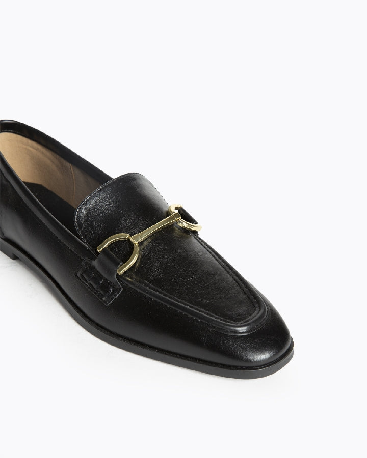 Sapato raso preto com aplicação dourado