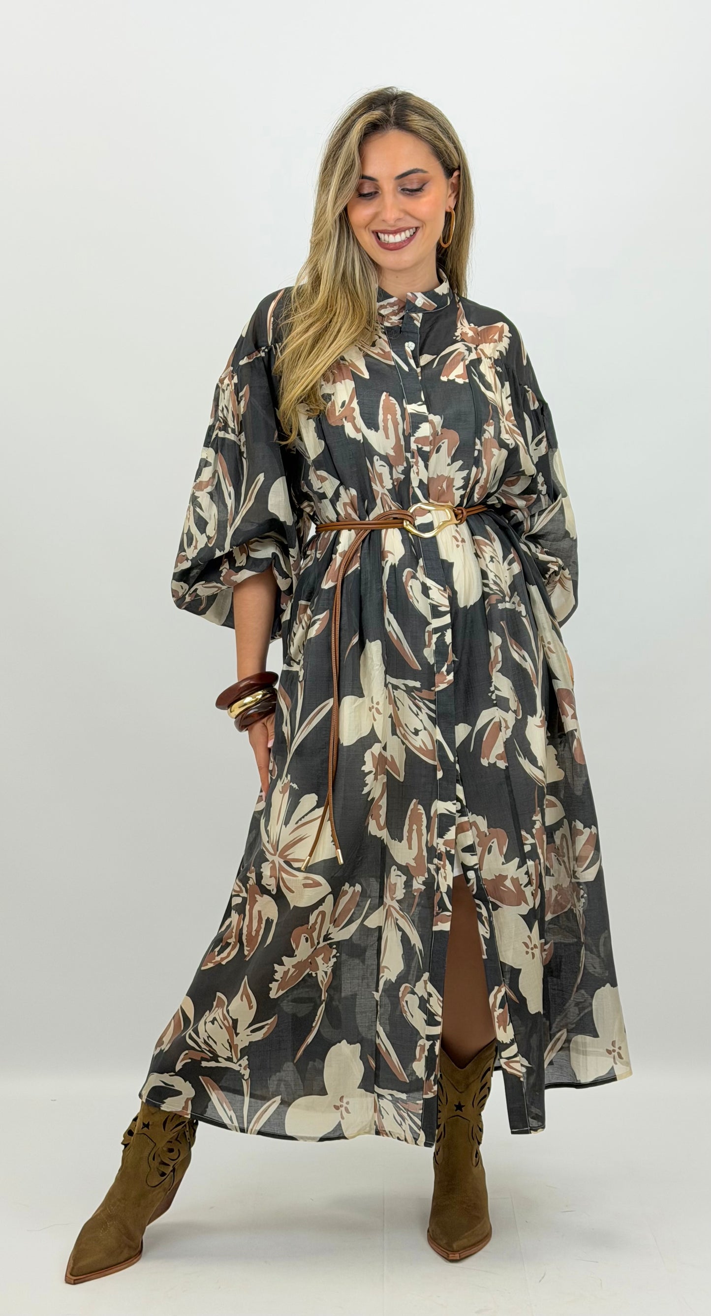 Vestido largo fluido fundo preto estampado floral camel e bege