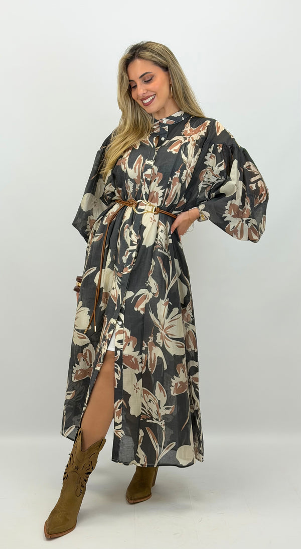 Vestido largo fluido fundo preto estampado floral camel e bege