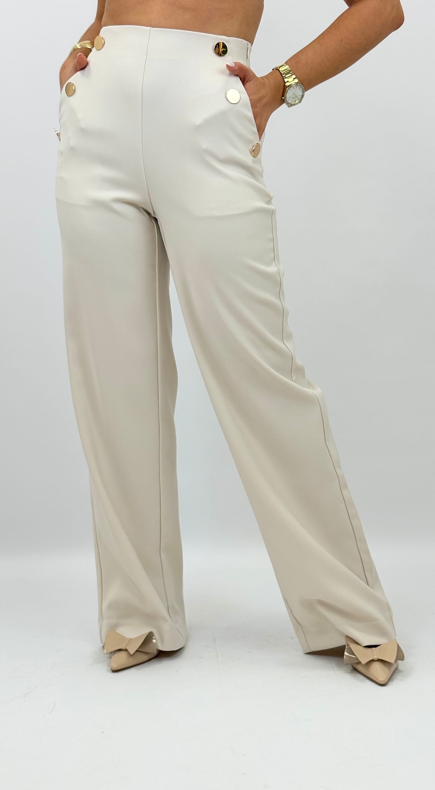 Calça creme com botões dourados