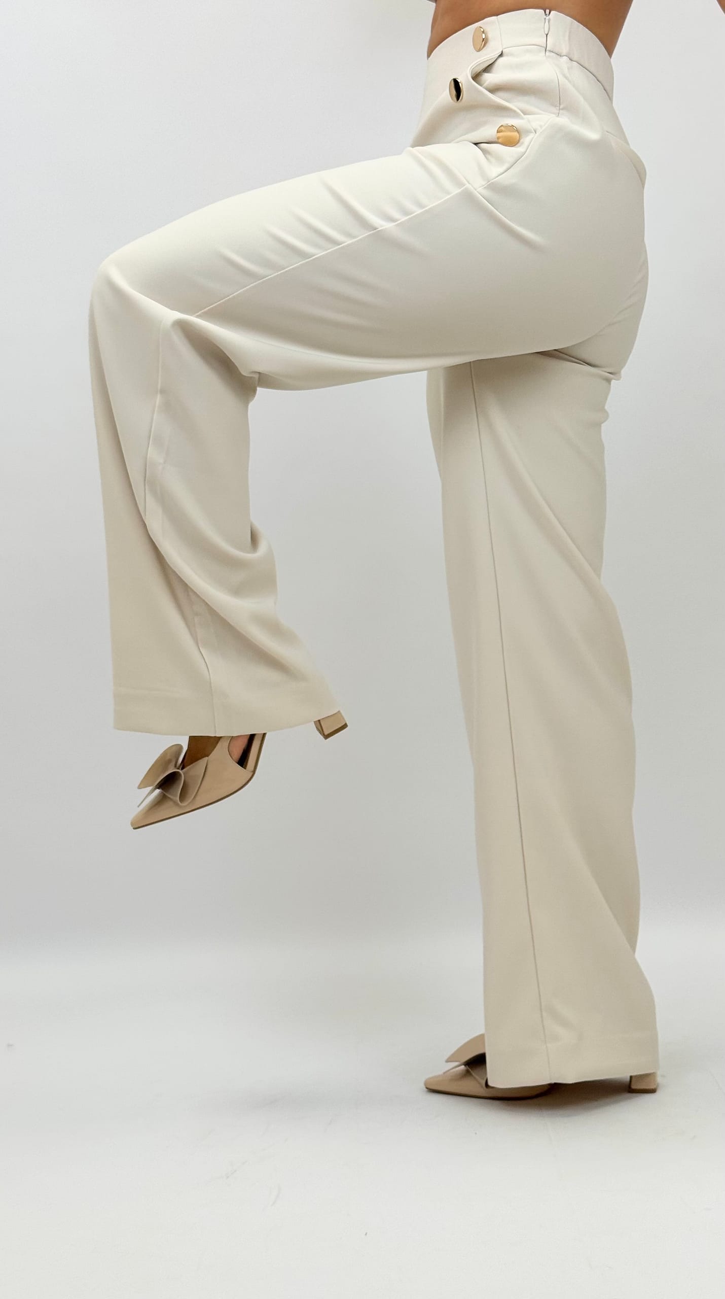 Calça creme com botões dourados