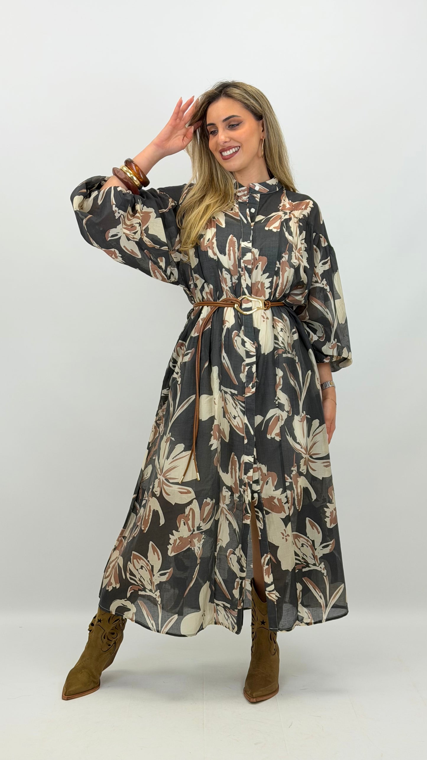 Vestido largo fluido fundo preto estampado floral camel e bege