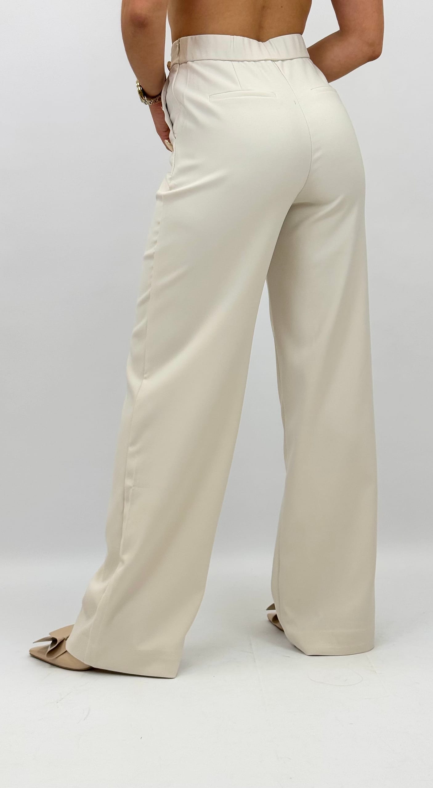 Calça creme com botões dourados