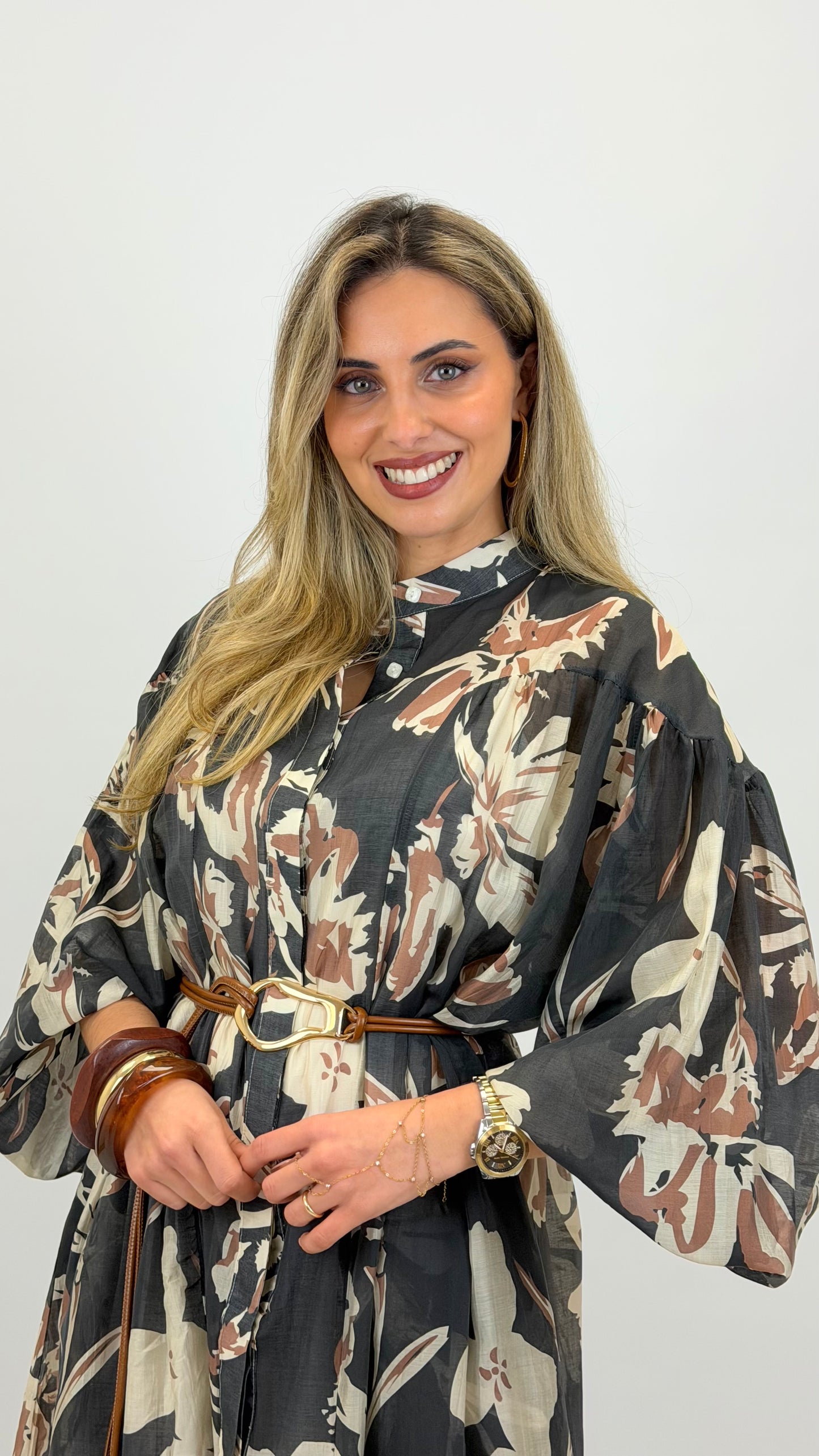 Vestido largo fluido fundo preto estampado floral camel e bege
