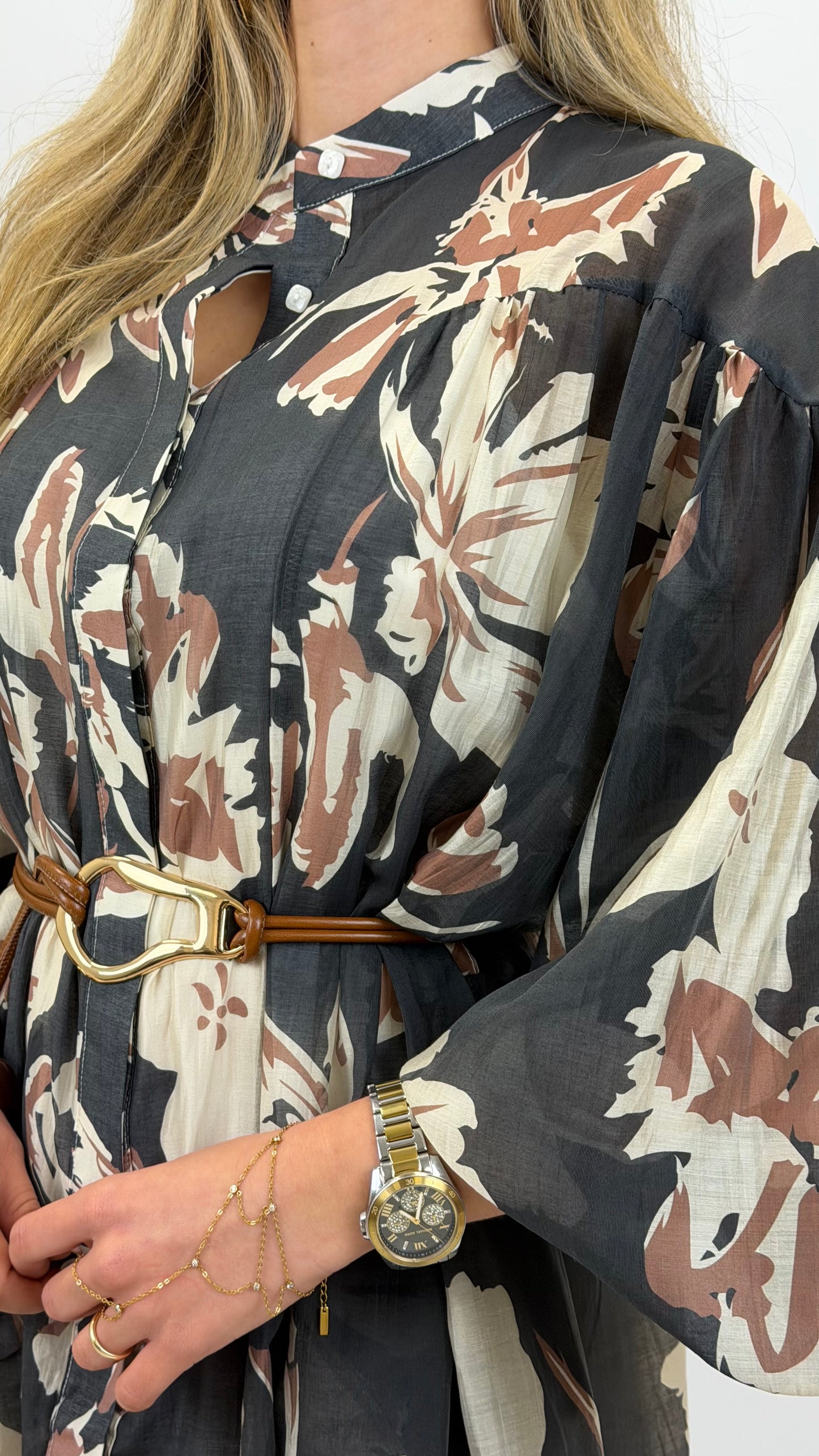 Vestido largo fluido fundo preto estampado floral camel e bege