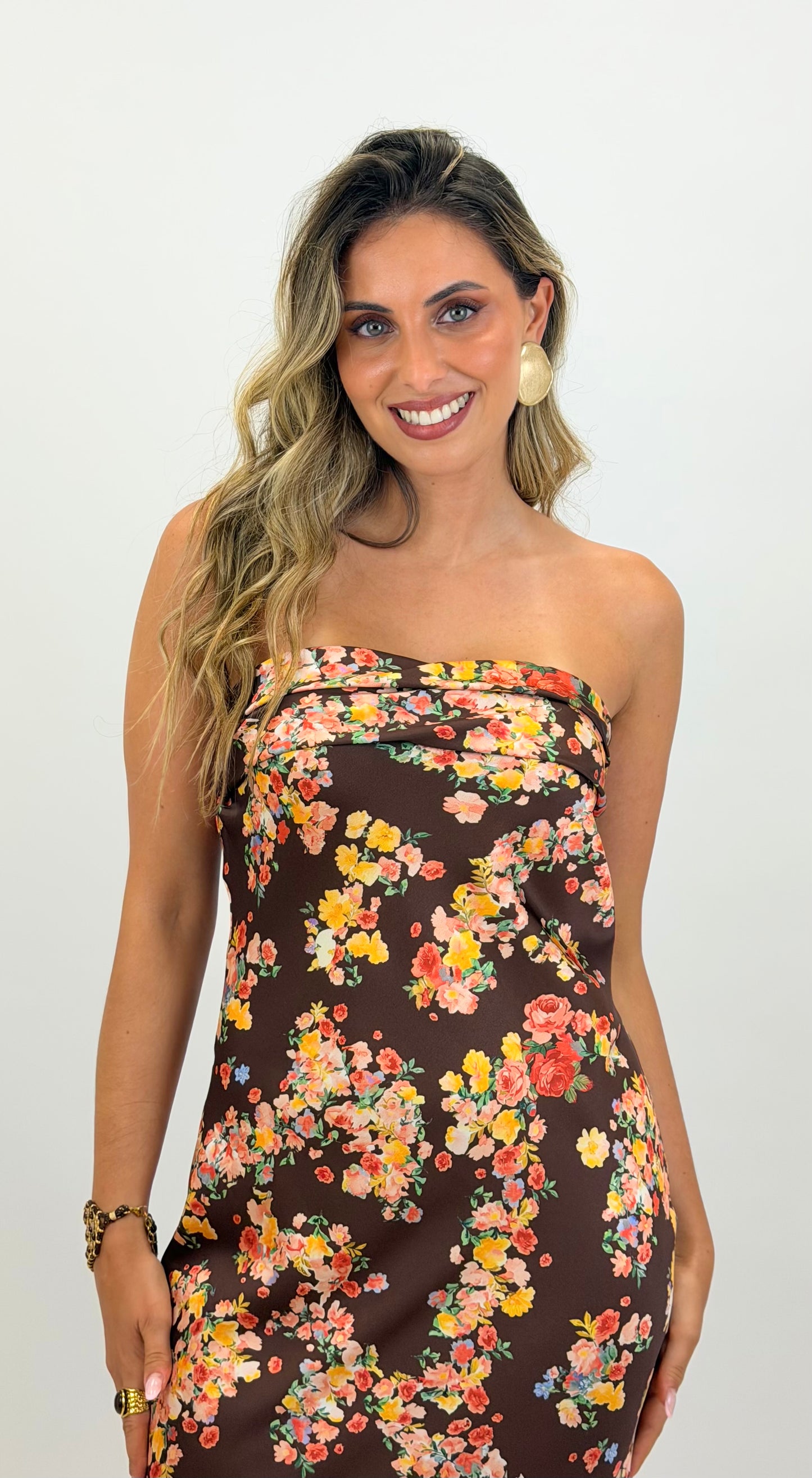 Vestido midi em viés castanho estampado florzinhas