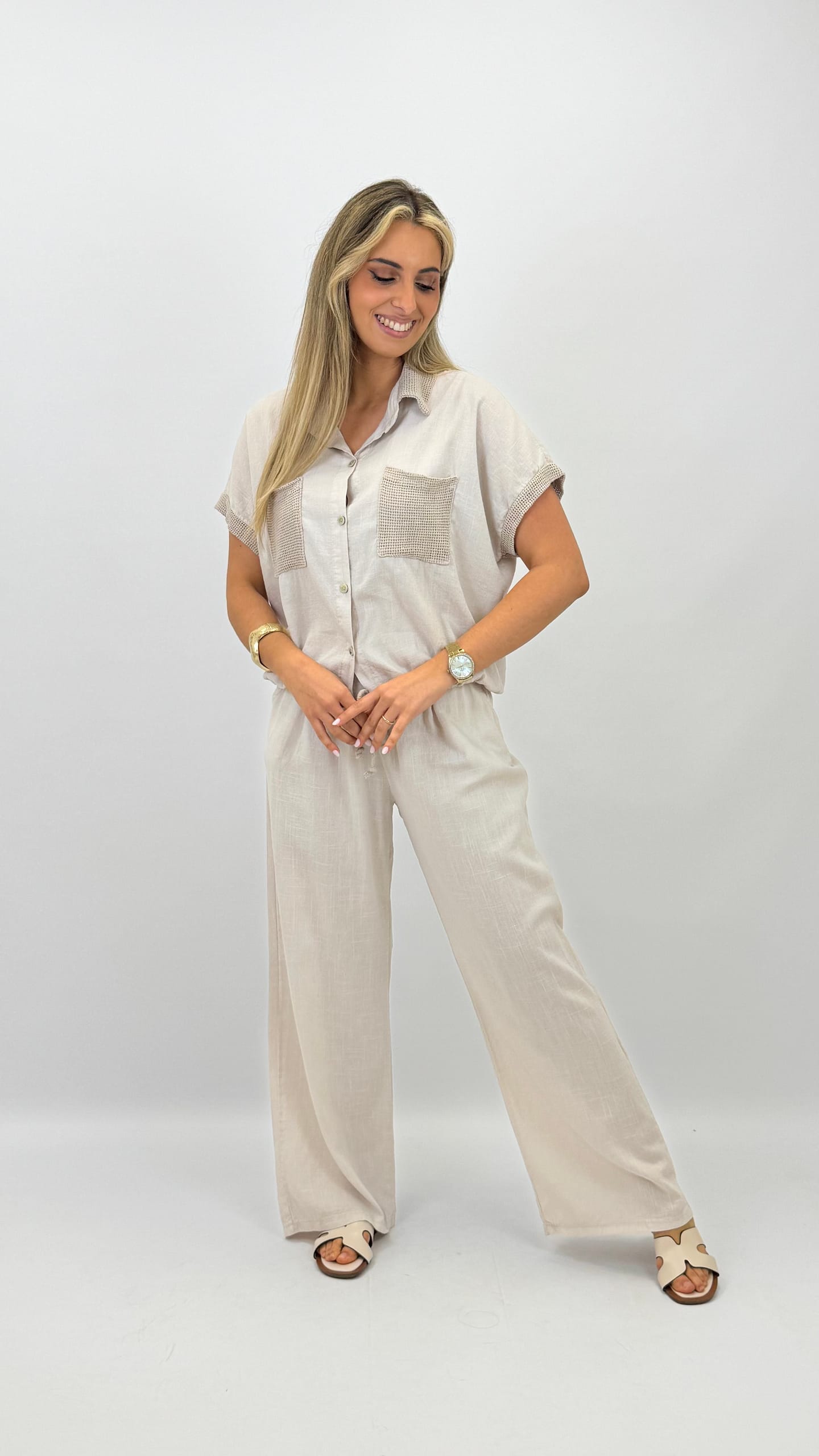Blusa alinhada com pormenores em croché cru