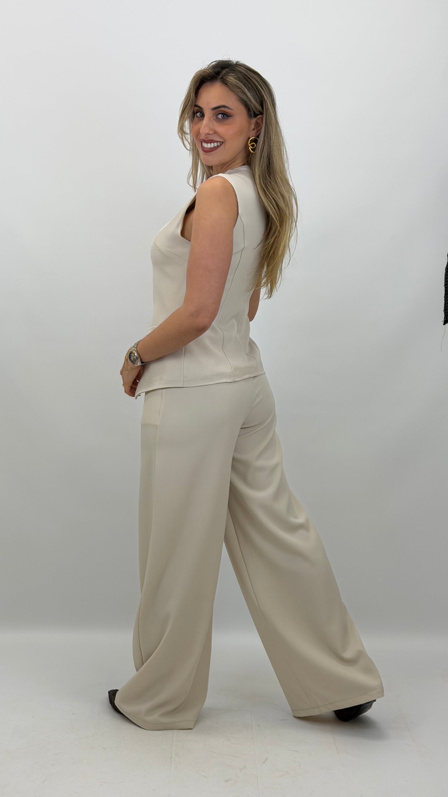 Conjunto colete e calça bege com aplicações em dourado