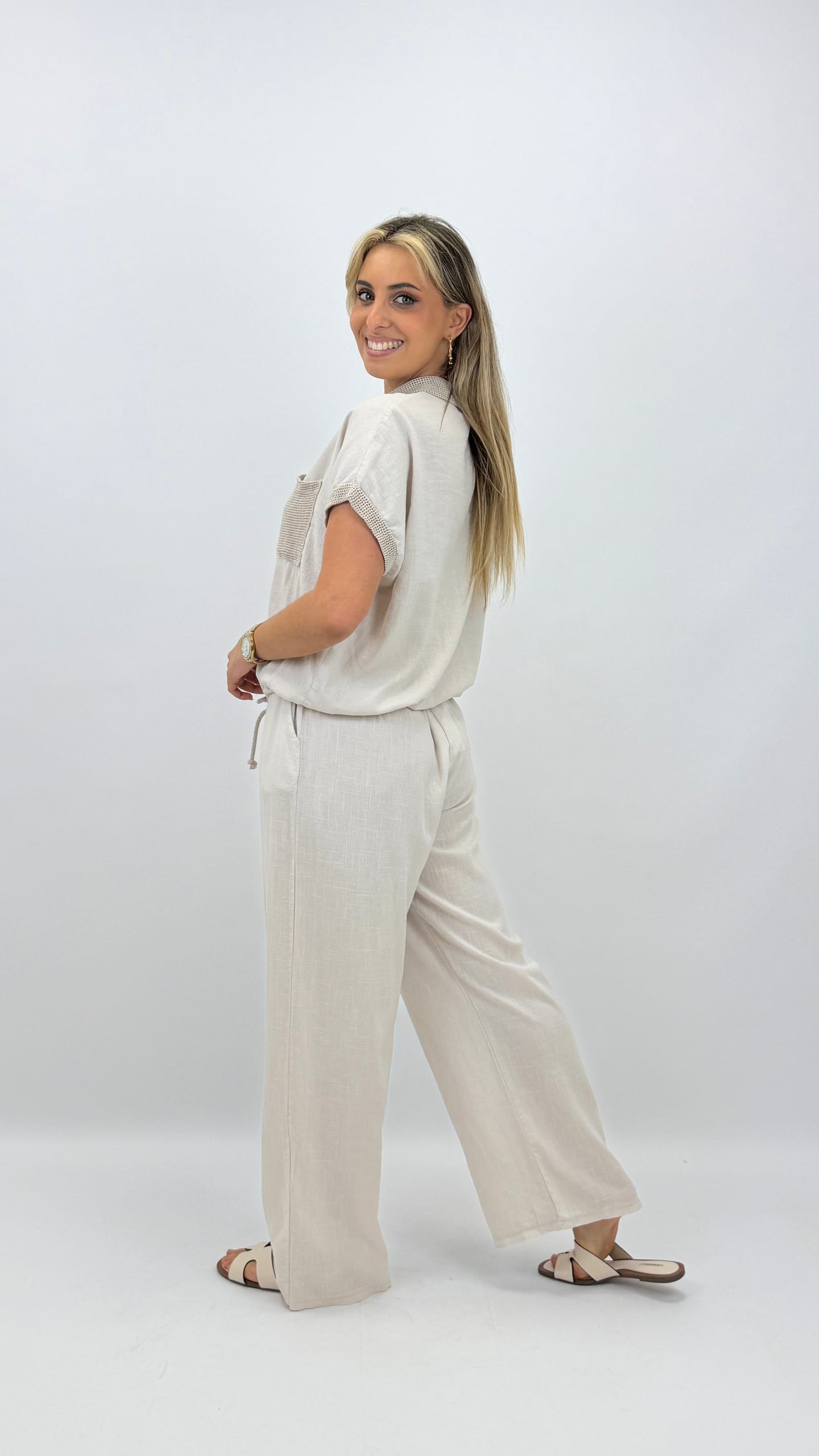 Blusa alinhada com pormenores em croché cru