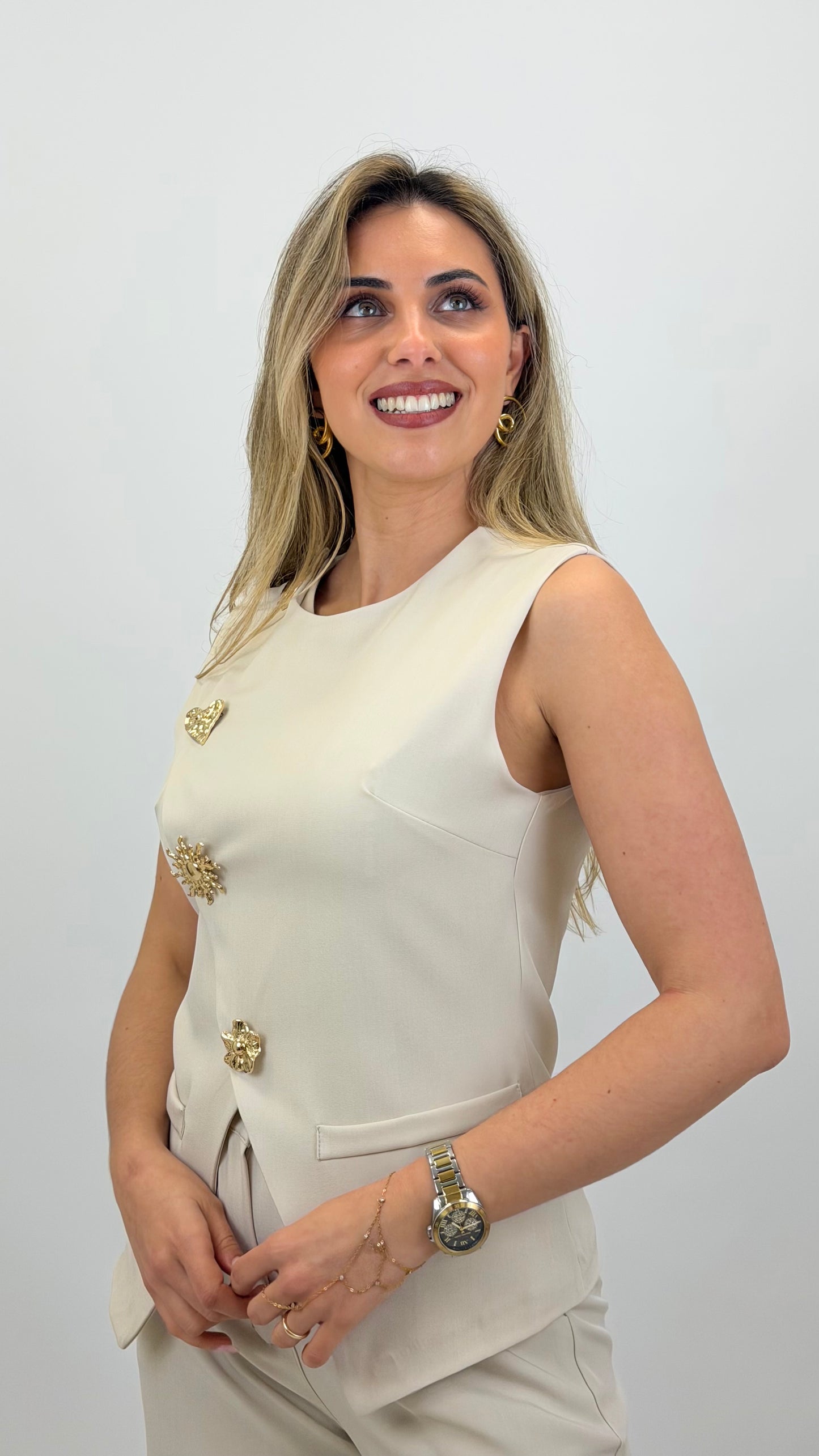 Conjunto colete e calça bege com aplicações em dourado