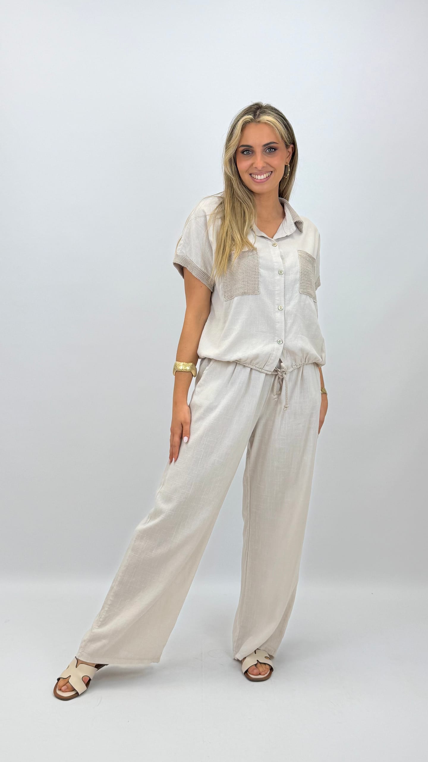 Blusa alinhada com pormenores em croché cru