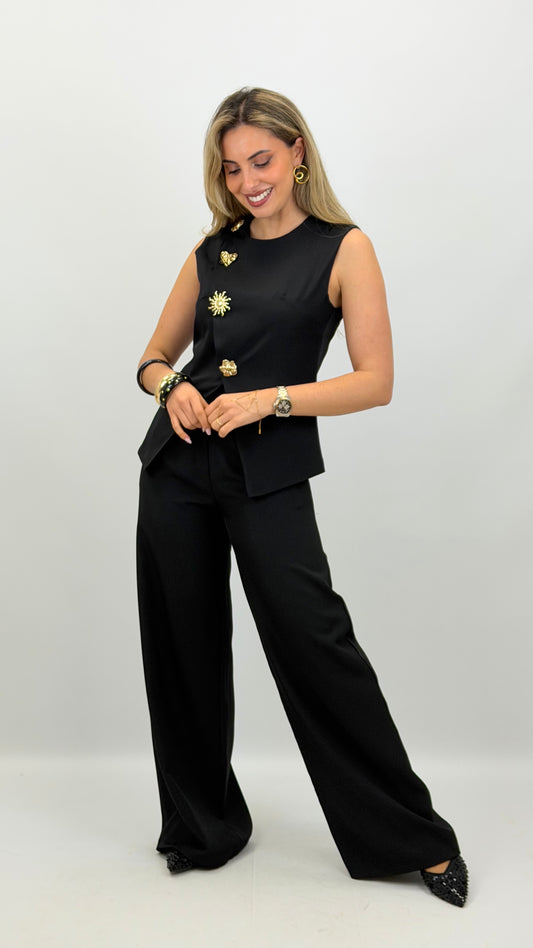 Conjunto colete e calça preto com aplicações em dourado