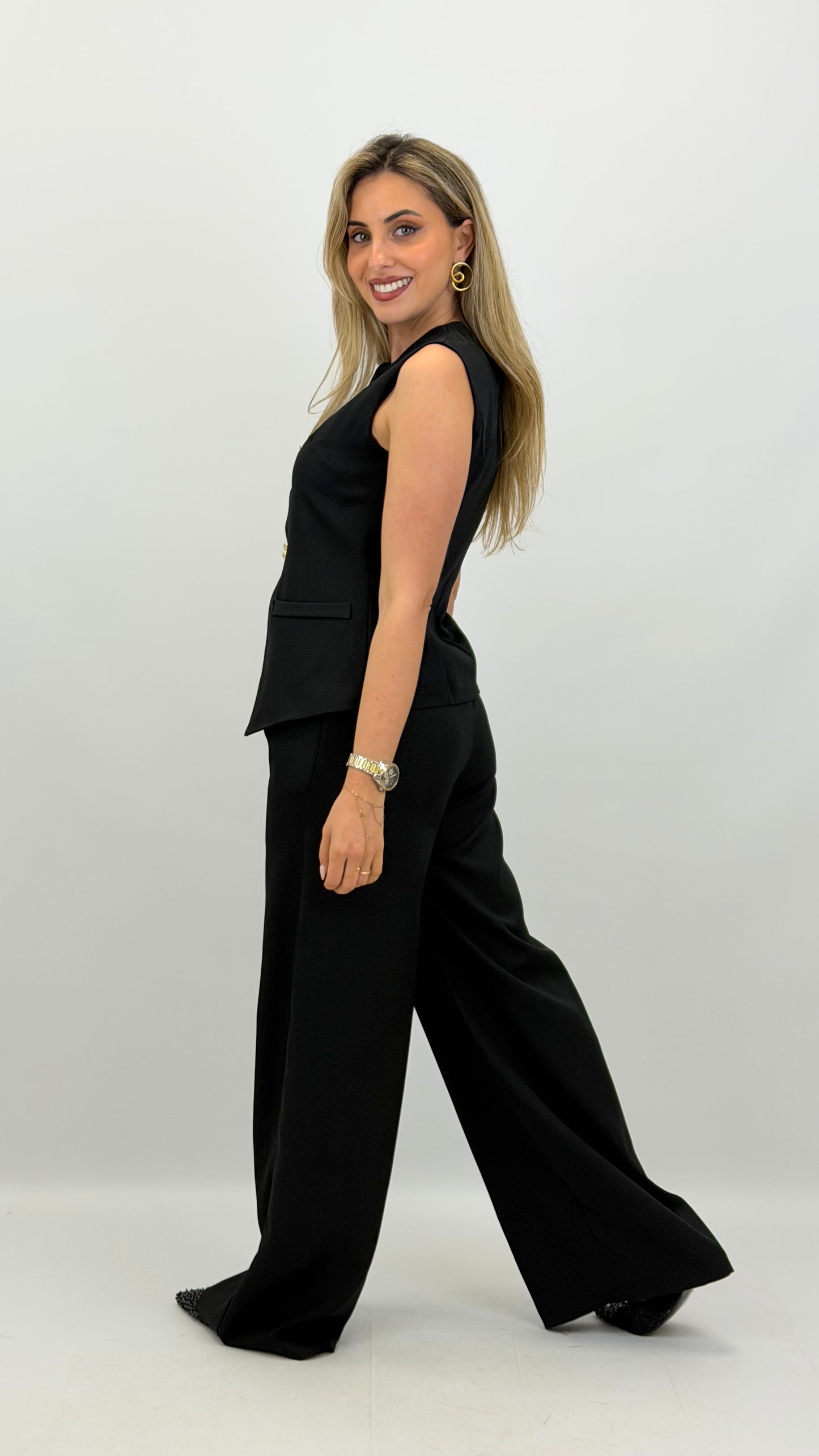 Conjunto colete e calça preto com aplicações em dourado