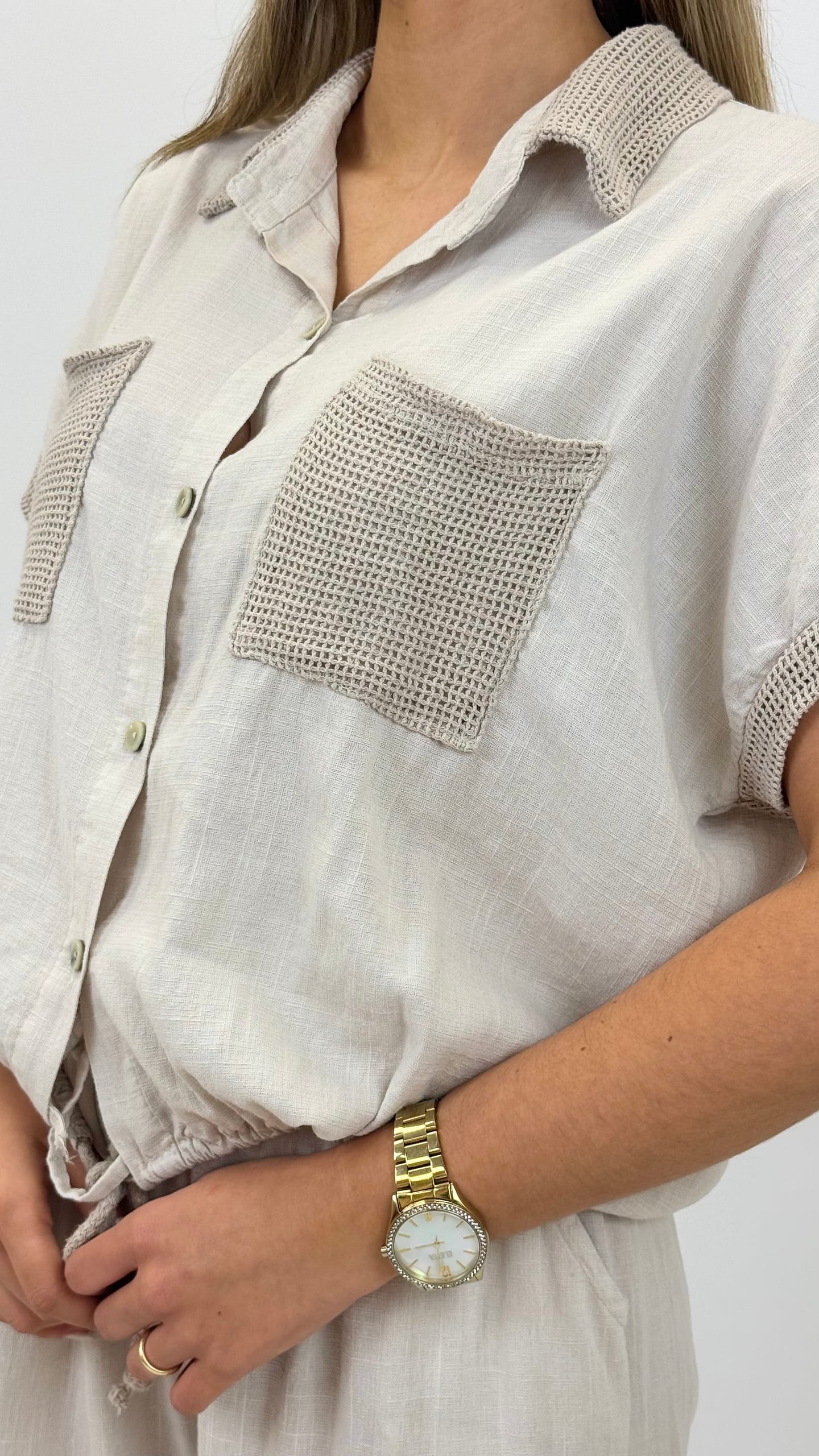 Blusa alinhada com pormenores em croché cru