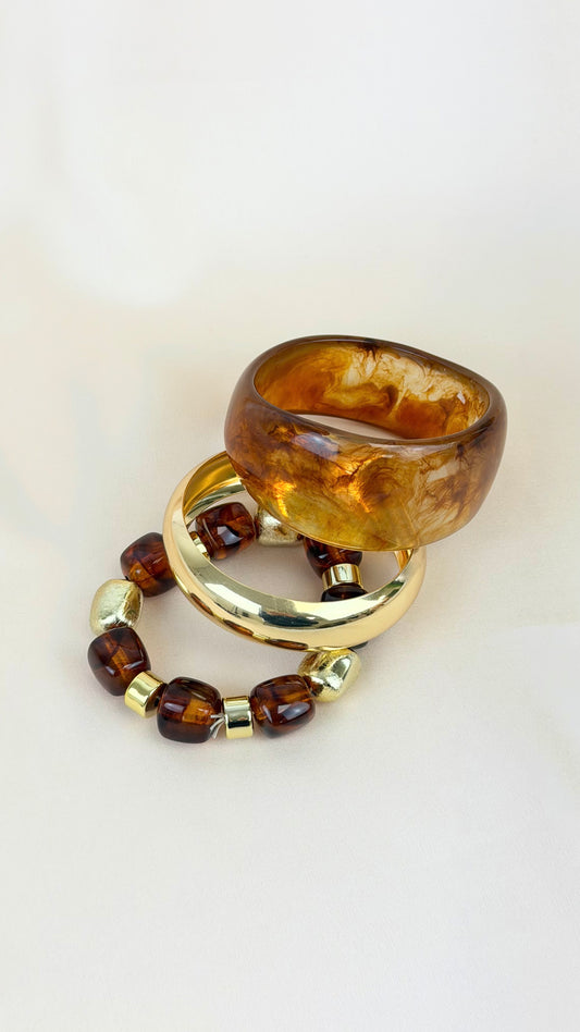 Conjunto pulseiras dourado e acrílico cor ambar