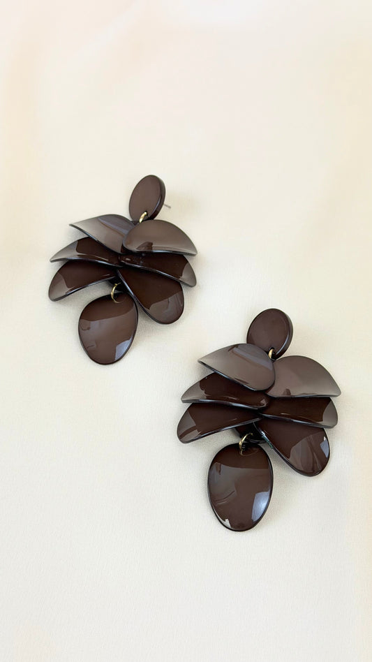 Brincos acrílico pétalas castanho