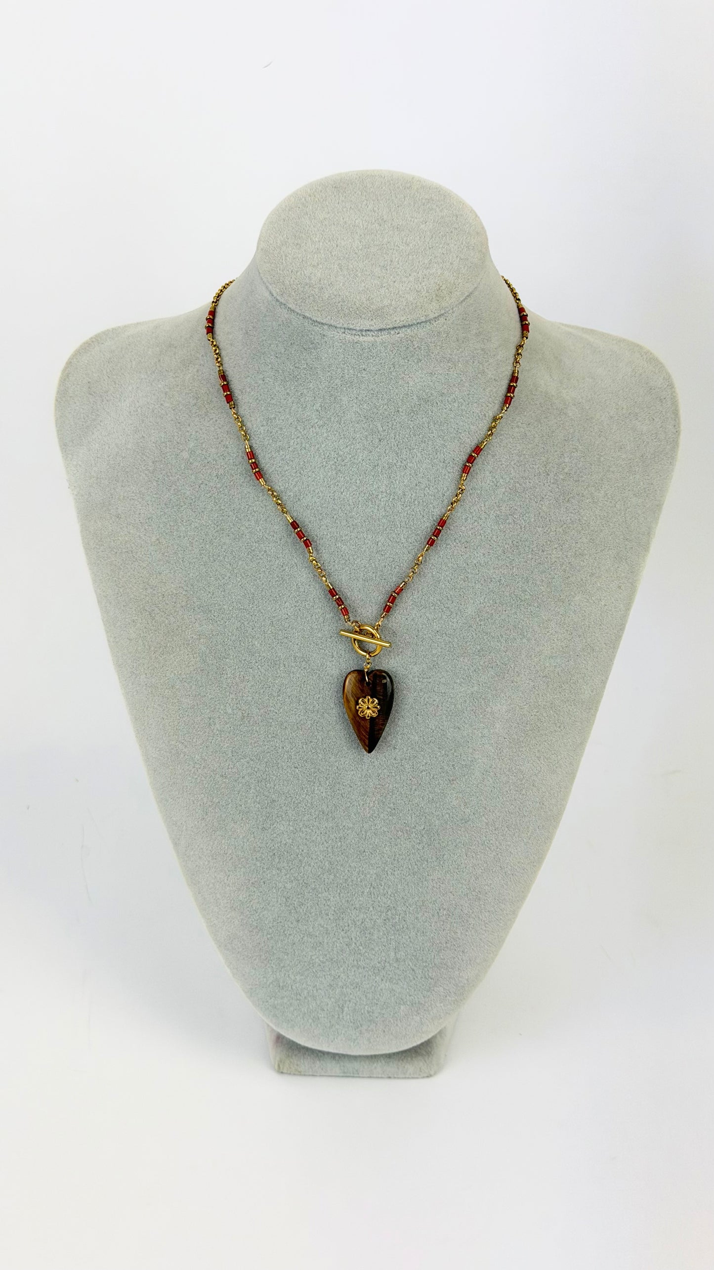 Colar missangas aço dourado e telha com pendente castanho