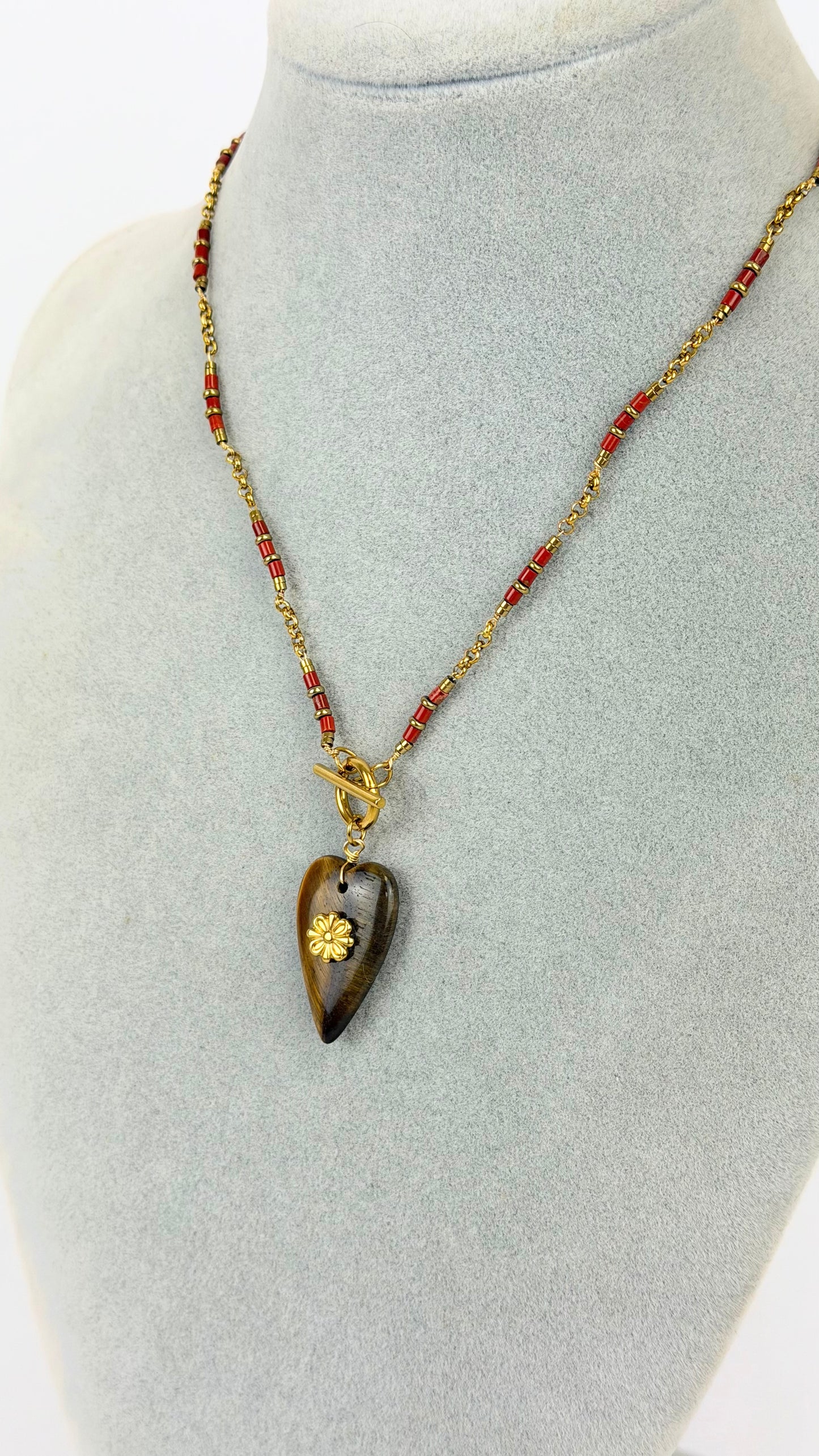 Colar missangas aço dourado e telha com pendente castanho