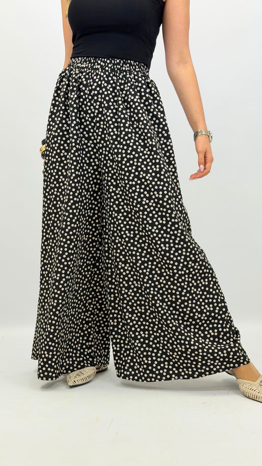 Pantalona preta com pintas brancas