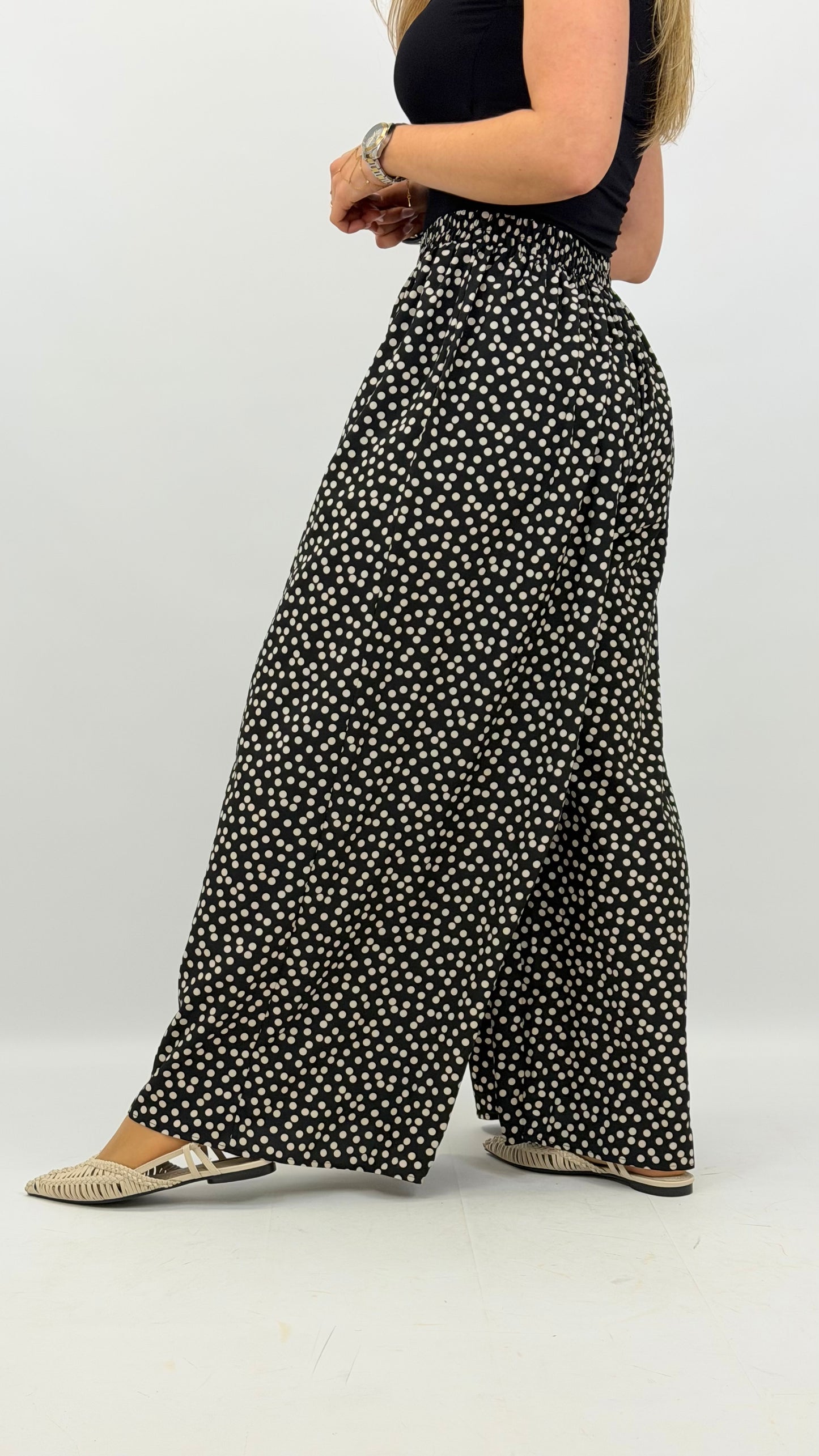 Pantalona preta com pintas brancas