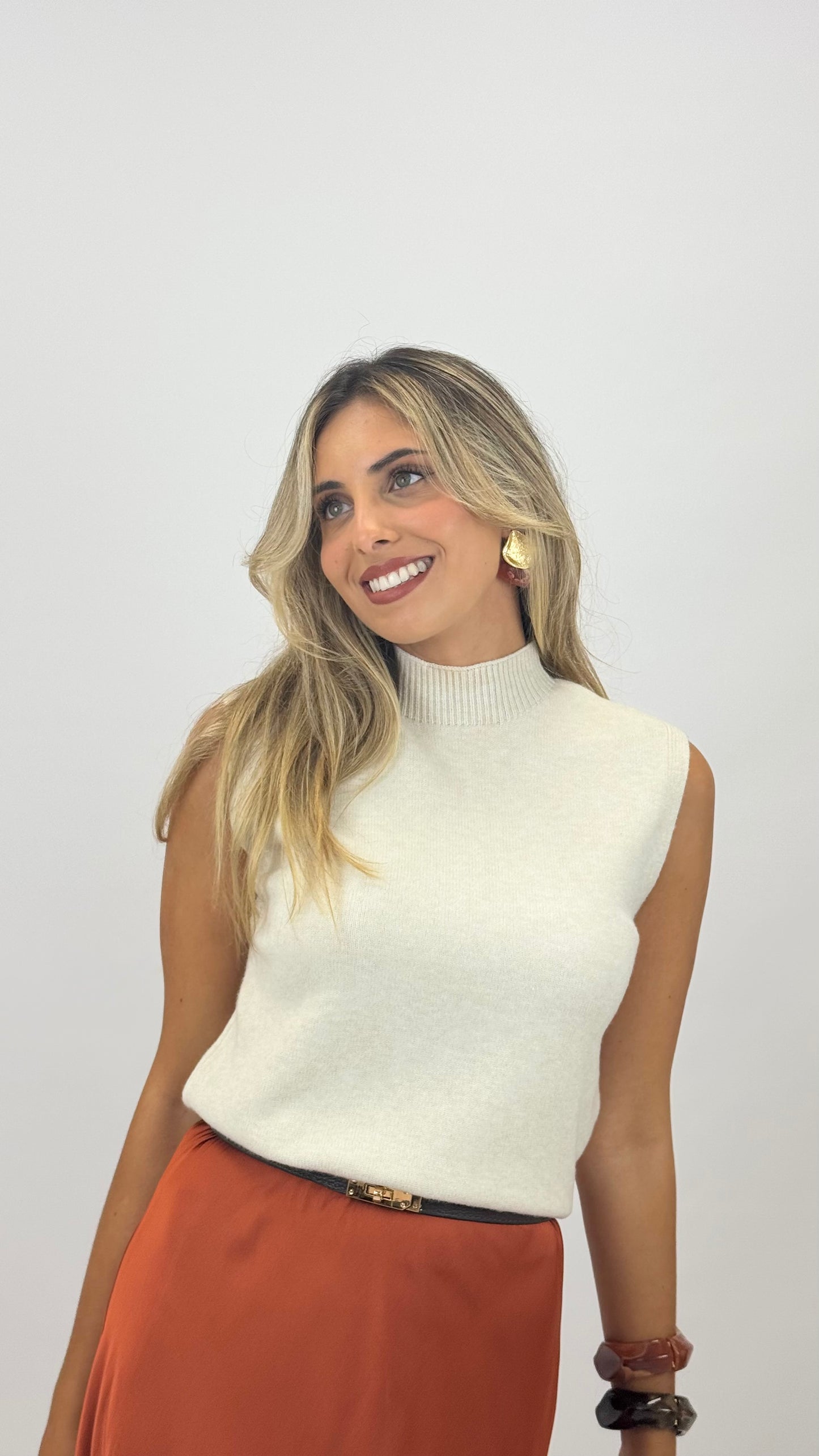 Top halter-neck em malha creme