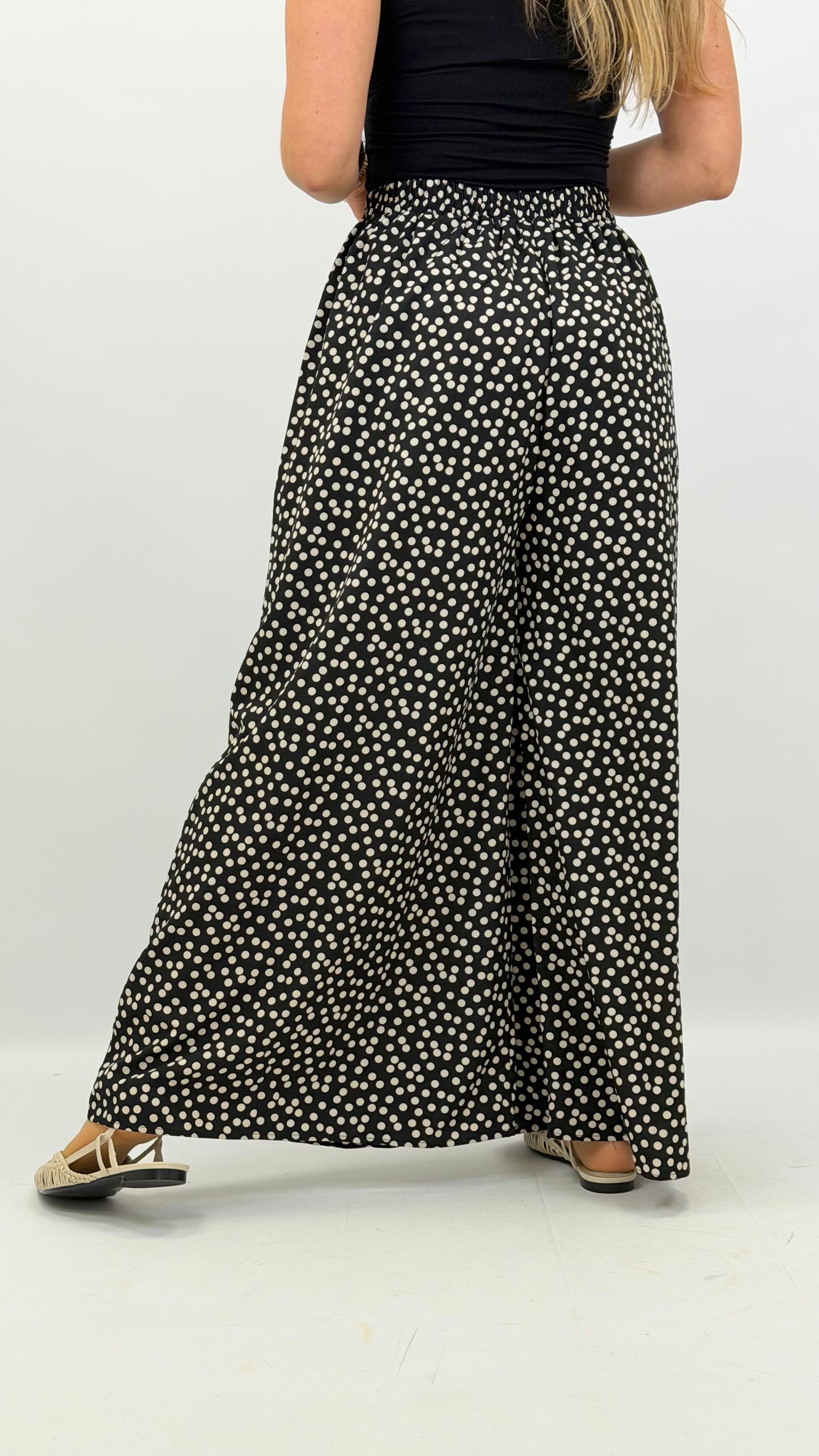 Pantalona preta com pintas brancas