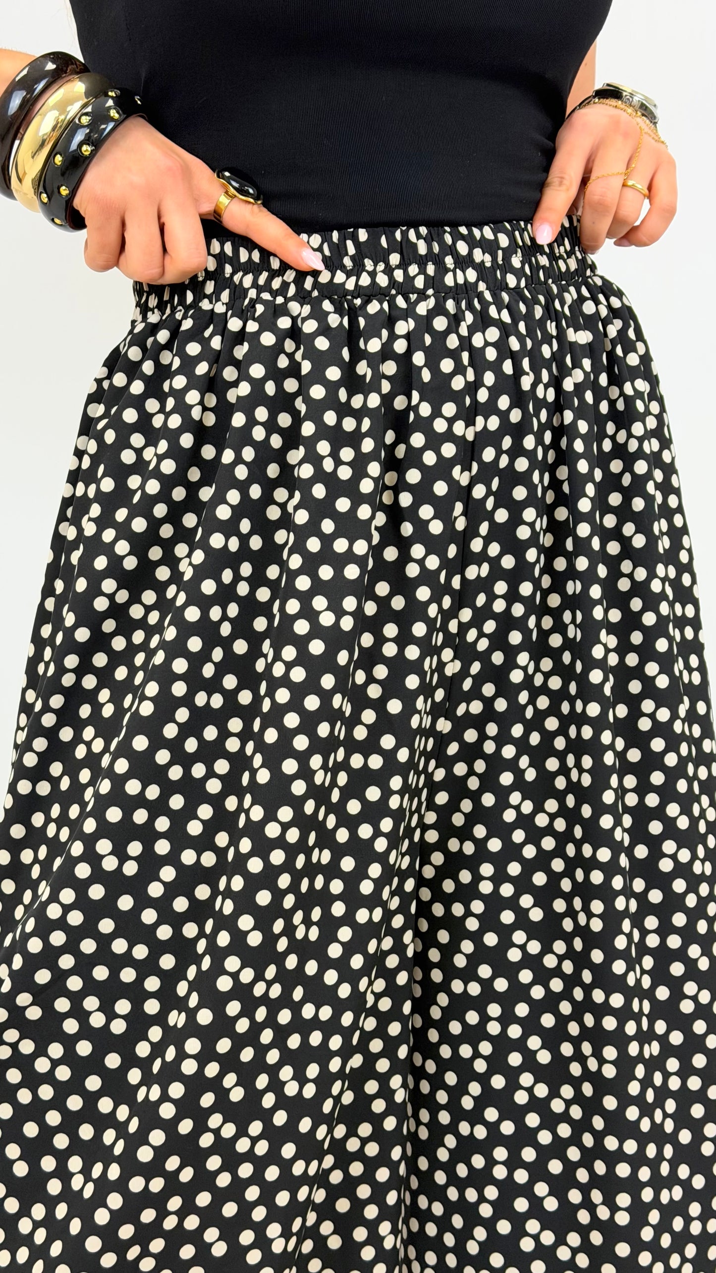 Pantalona preta com pintas brancas