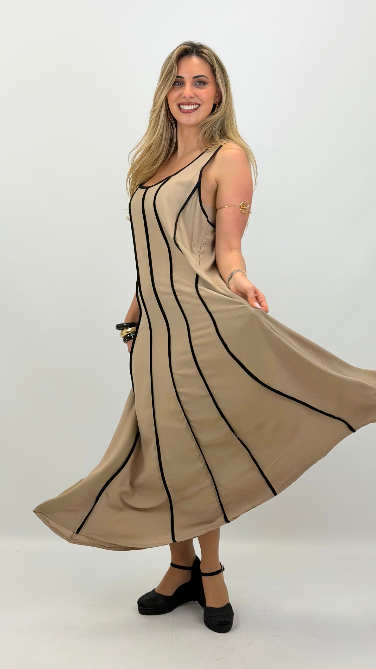 Vestido cavado taupe com nervuras preto