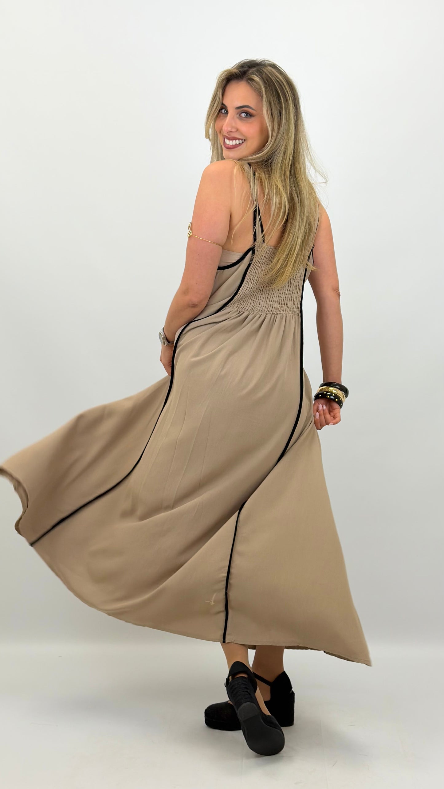 Vestido cavado taupe com nervuras preto