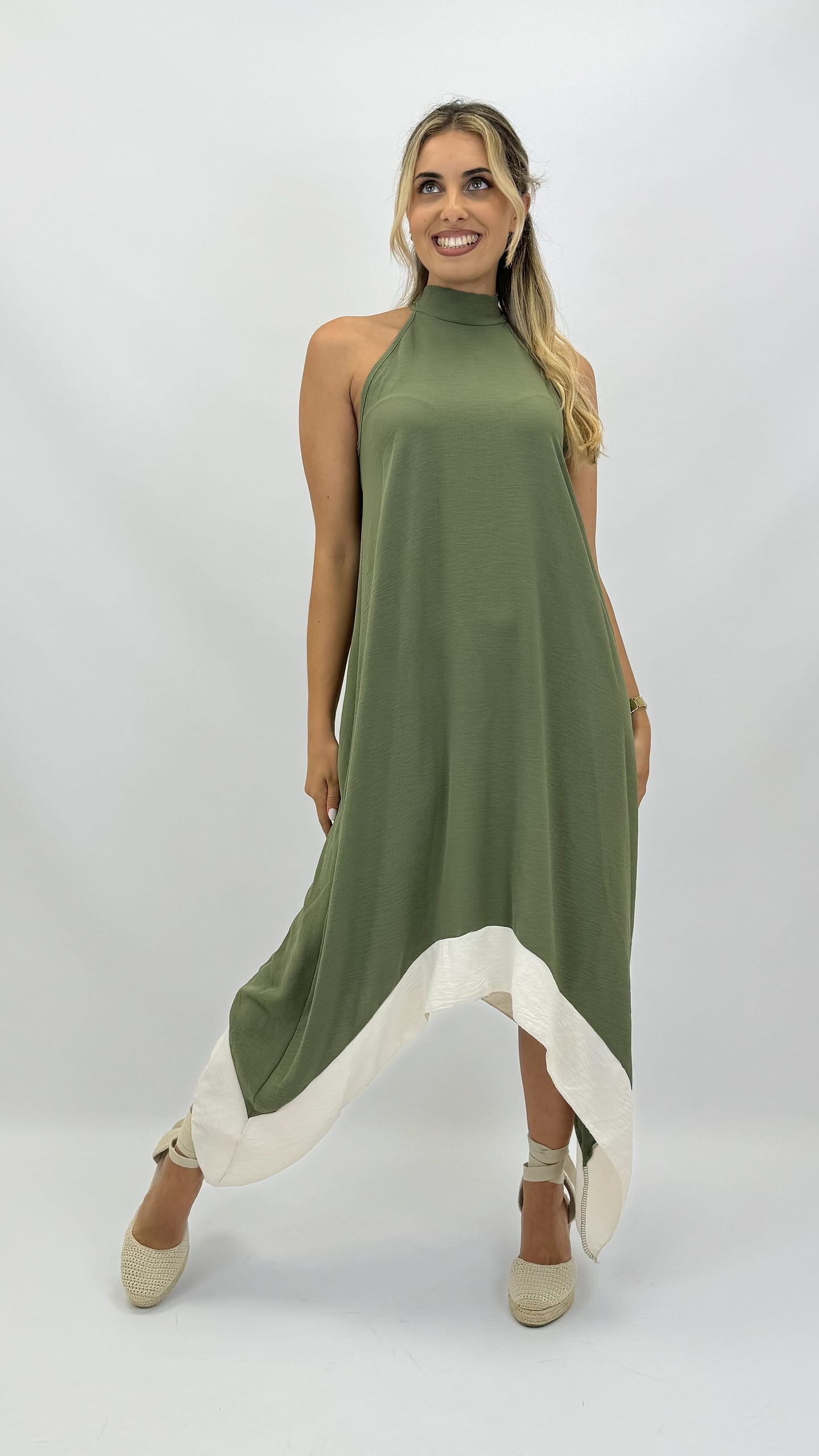 Vestido verde assimétrico com barra branca